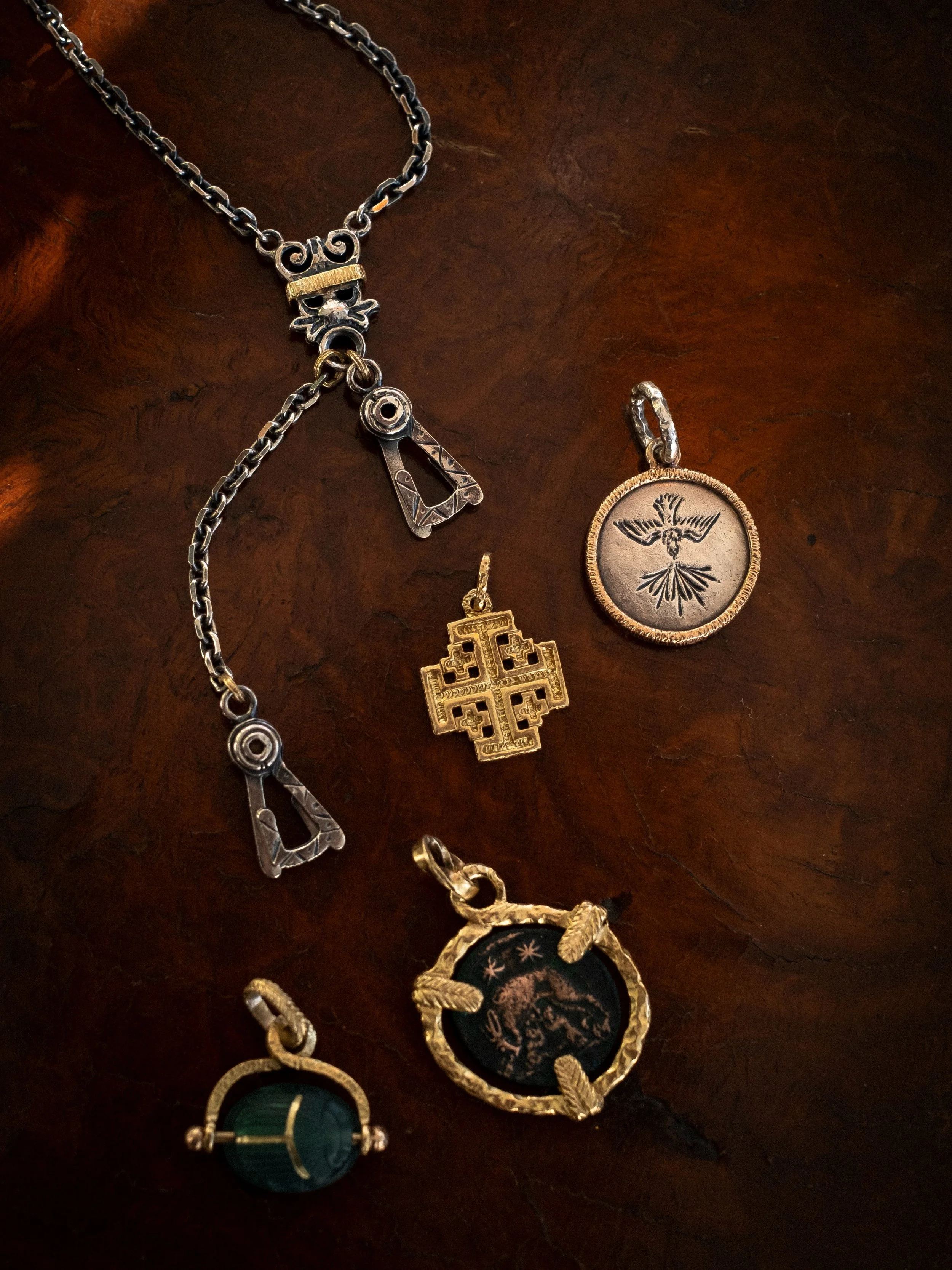 Memories are the most precious jewels that we can own. 
//
The &ldquo;Mascherone&rdquo; Chain is a wearable vessel designed expressly for the conservation of your most precious memories, so that the tangible treasures you collect from them might be w