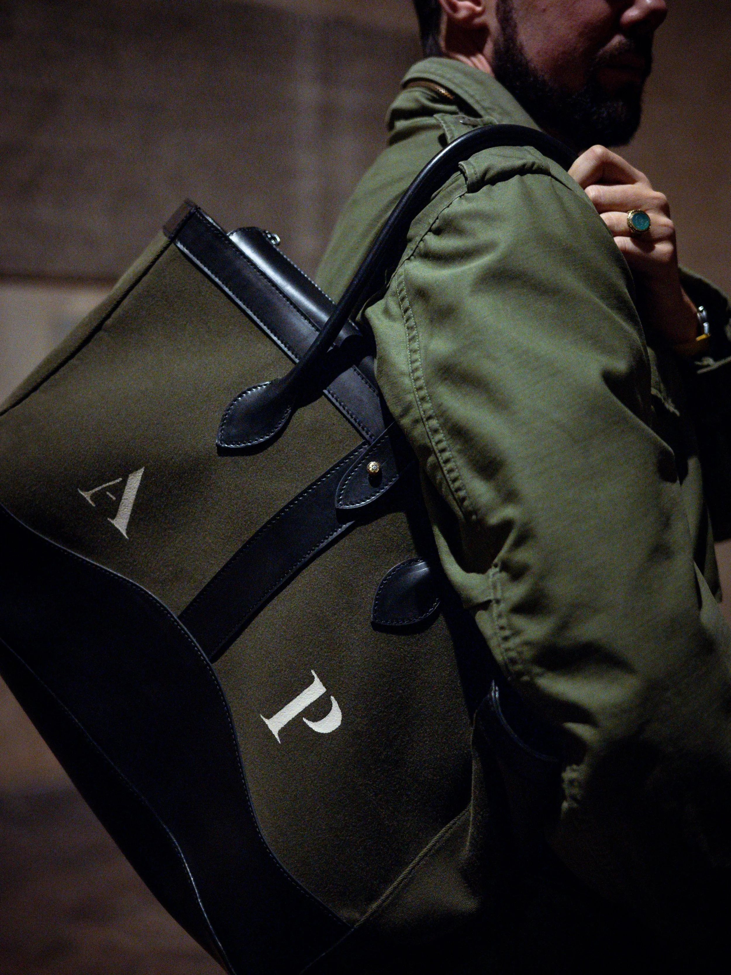 Black, Green &amp; Monogrammed
//
A custom &laquo;Monogramma&raquo; Tote for @alessandropenko 
//
Our Monogramma Tote is a L&rsquo;Arte Nascosta original design handmade exclusively for us of the finest vegetable tanned leathers and custom dyed cotto