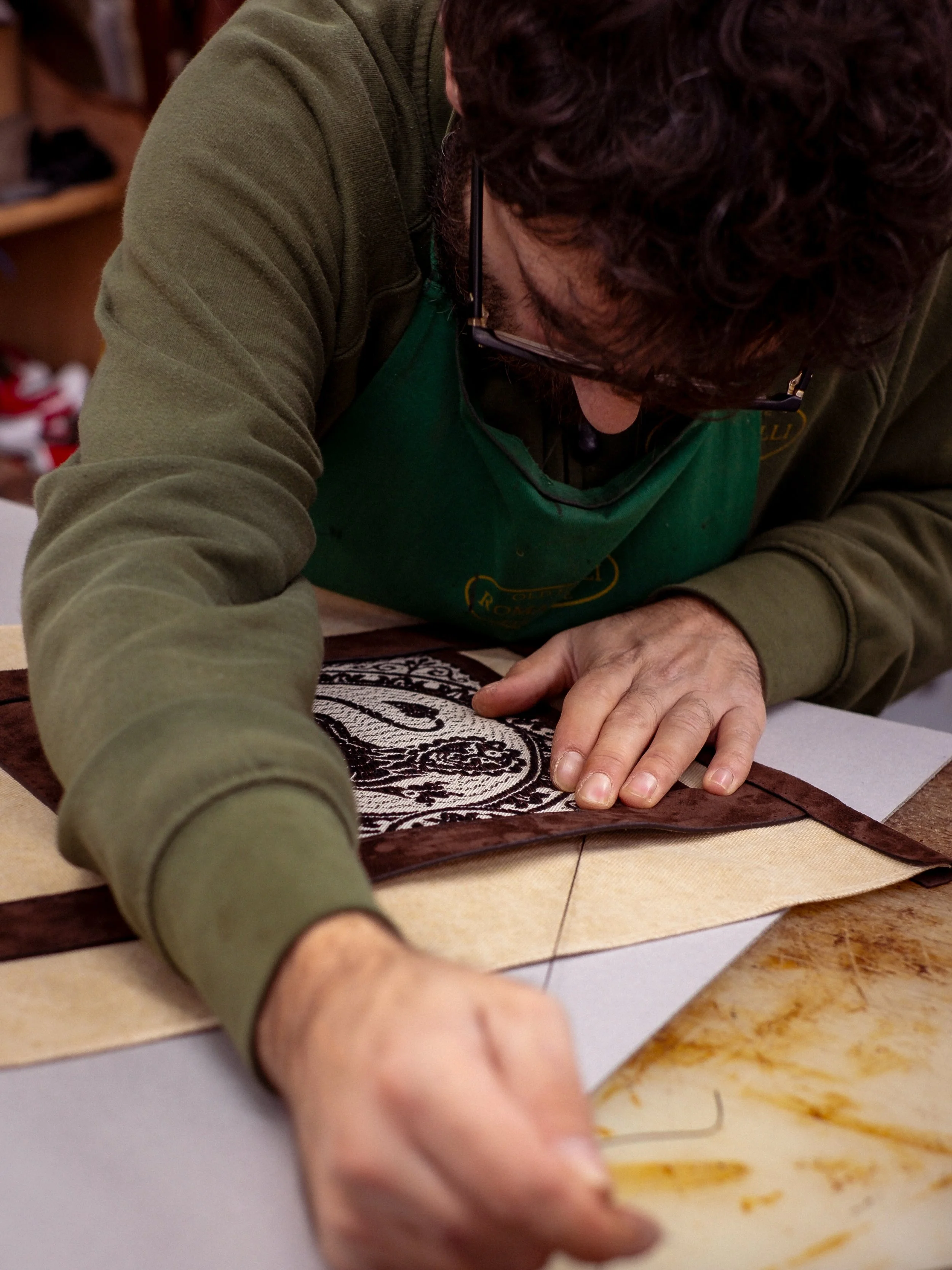 To stitch by hand or by machine? The answer depends on the circumstances&hellip; 
//
While hand stitching certainly is the more precious method of construction, a few unique characteristics make it the recommend option in certain une cases: 
(1) Hand