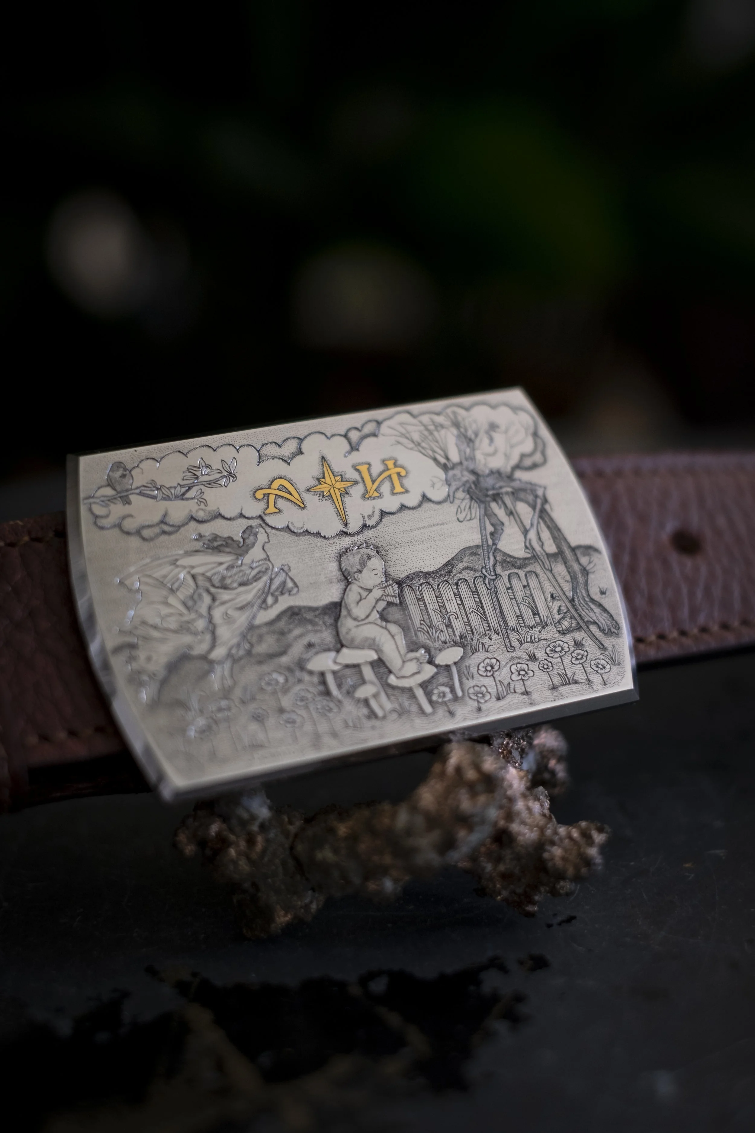 A hand engraved and inlaid belt buckle made in collaboration with Torino-based Knife & Belt Buckle maker, Paolo Molari. This piece exhibits the use of mixed techniques including surface engraving, sculpting, punto bulino, and 24k gold inlay.
