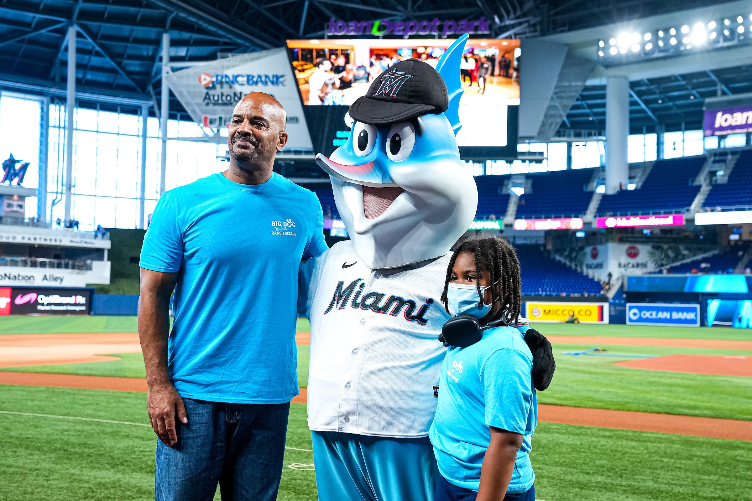  MIAMI, FLORIDA - SEPTEMBER 11: First pitch before a baseball game against the New York Mets on September 11, 2022 at loanDepot park in Miami, Florida. 