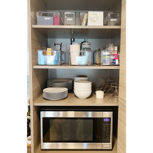 No drawers? No problem! No kitchen is the same, therefore, we have solutions for all sorts of layouts! We ❤️ to maximize space so we use @idlivesimply Long Linus Kitchen Bins all the time! Also, in talking through the clients everyday flow, we realiz