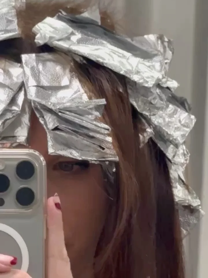 Balayage perfection thanks to these foils 👑

Stylist @zara_thehare.boutique
Service: Full head balayage and tip outs, custom toner with luxe finish

#mackayhairdresser #balayageartists #balayagespecialist #walkerstonhairdresser