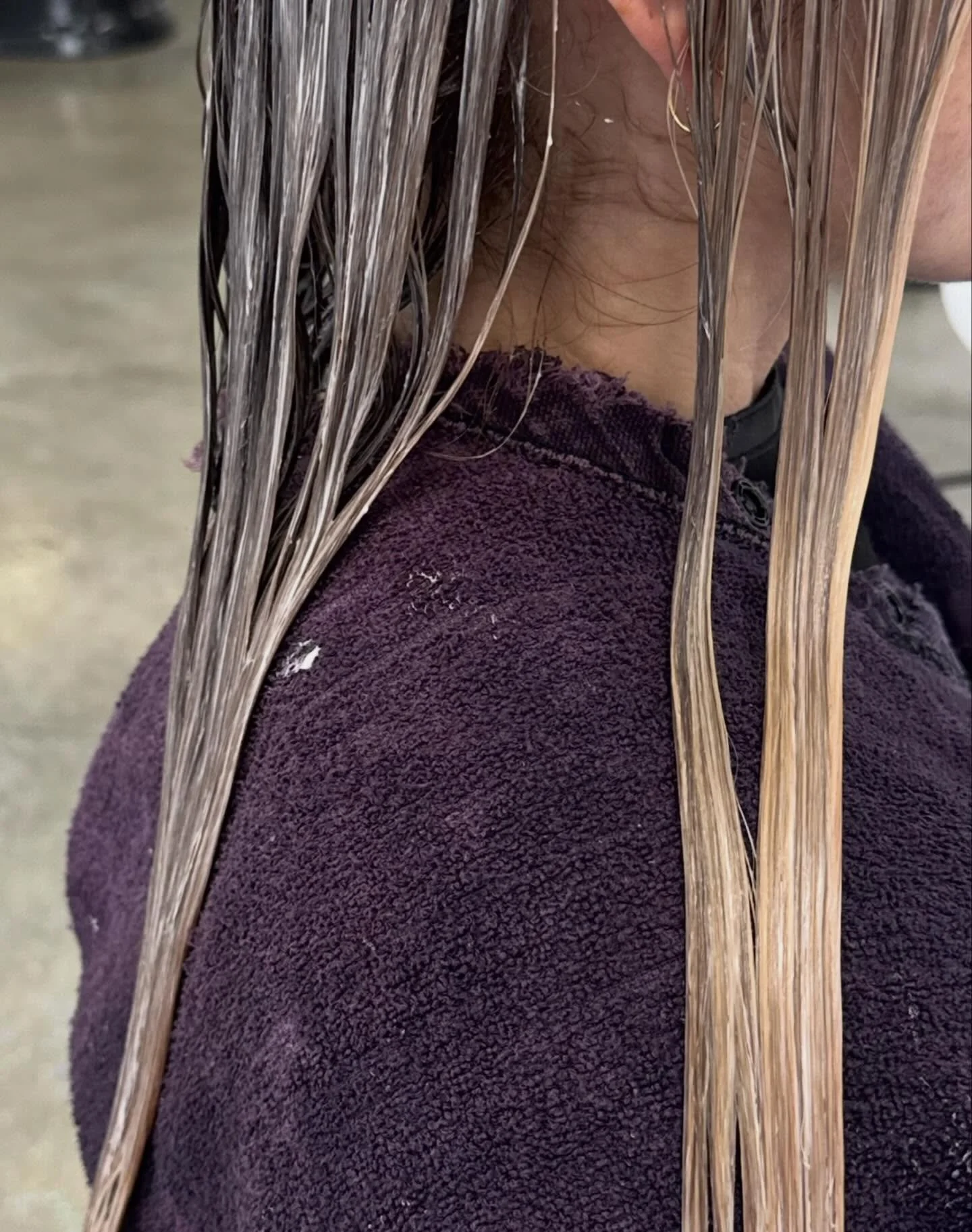 Toning, rinsed to finished ✨
Custom toning to create the perfect shade because no 2 clients are the same 🙌🏼

Don&rsquo;t pass on our colourists&hellip; SECURE YOUR TIME 🔗 

#mackayliving #mackayhairdresser #hairdresserjournal