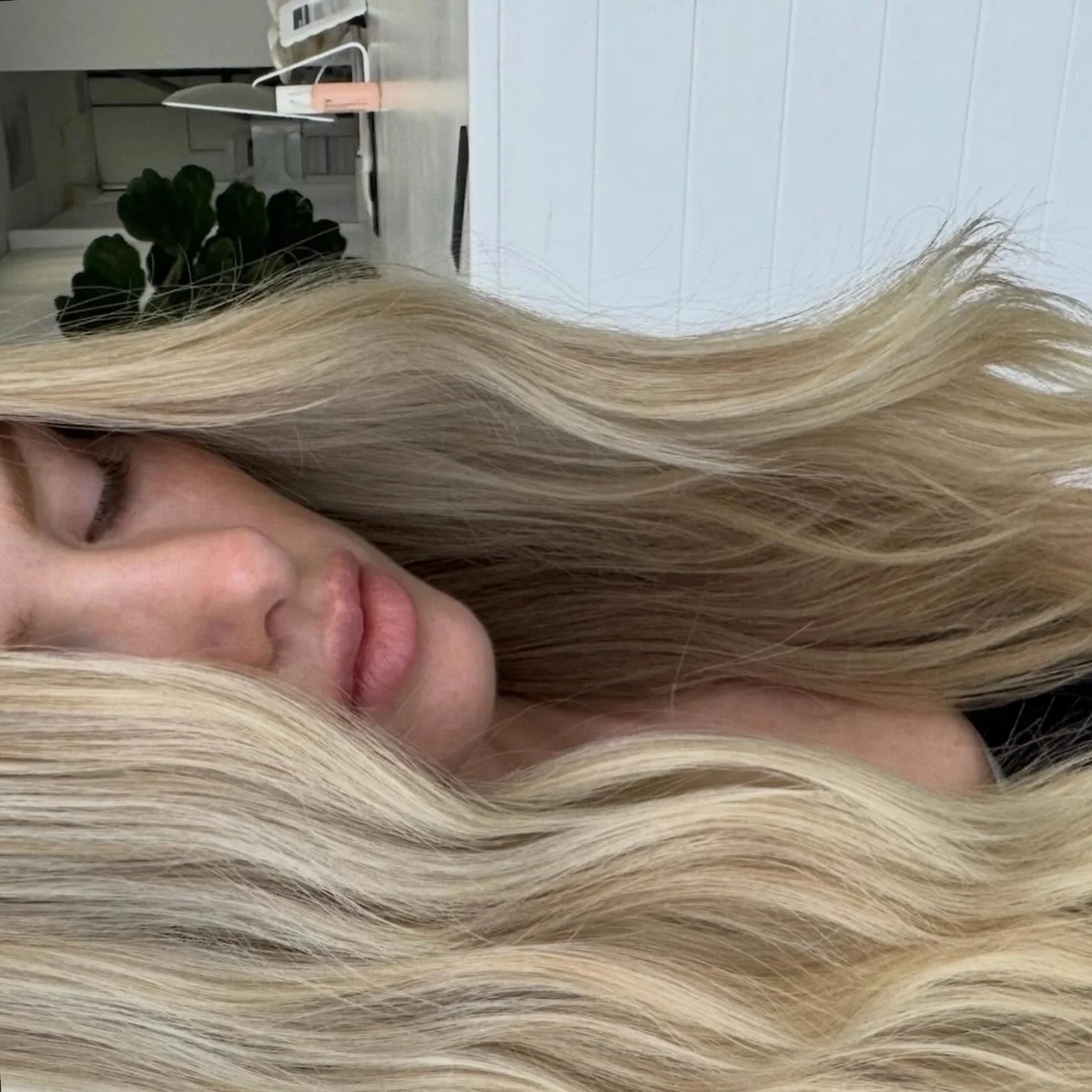 Clean blonde, soft waves &amp; effortless vibes ✨
Obsessed with this bright blonde and natural texture 🤍

Perfect for keeping those summer vibes high&hellip; just saying 💁&zwj;♀️

Stylist @mackenzie_thehareboutique 
Service: Half head foils, custom