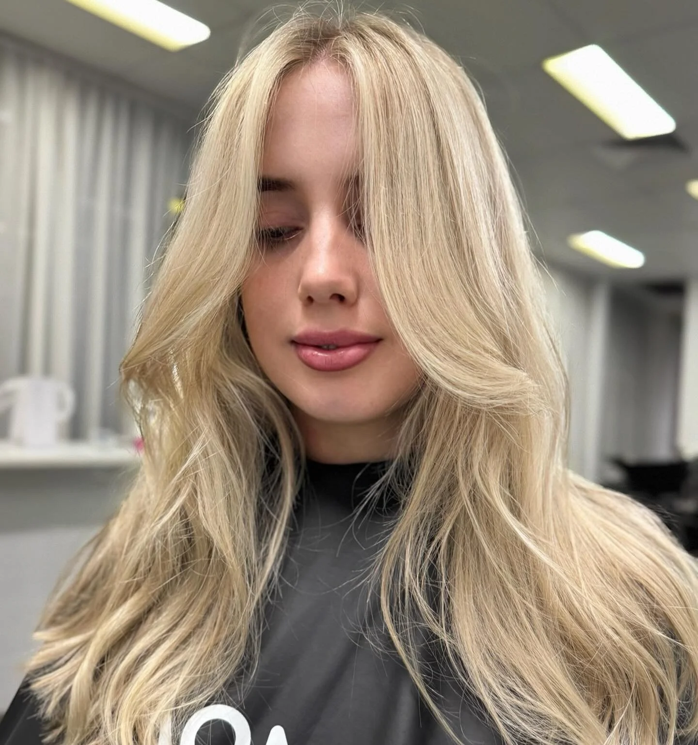 3 things that make a blonde look expensive ✨
1. A soft root blend 
2. Dimension throughout the mids 
3: Toning that keeps the blonde creamy not flat 

These small details make the difference between blonde that looks harsh and one that looks seamless