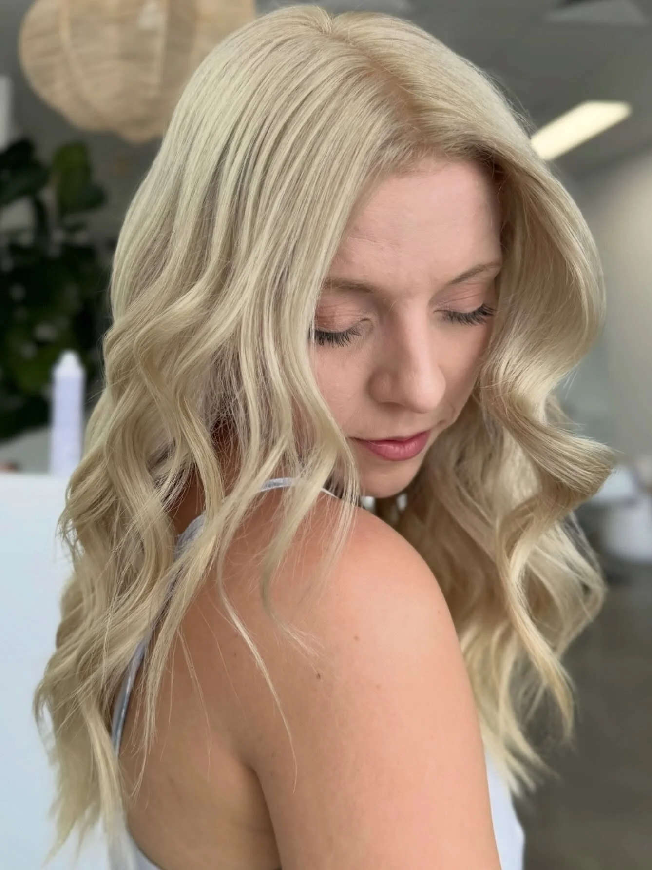 The finishing details 🙌🏼🤍

When your blonde is already perfect, the waves are just enhancing your daily look 👑

Service: Scalp bleach &amp; custom toner created by @tori_thehare.boutique 

#blondeshavemorefun #blondespecalist #mackayhairdresser #