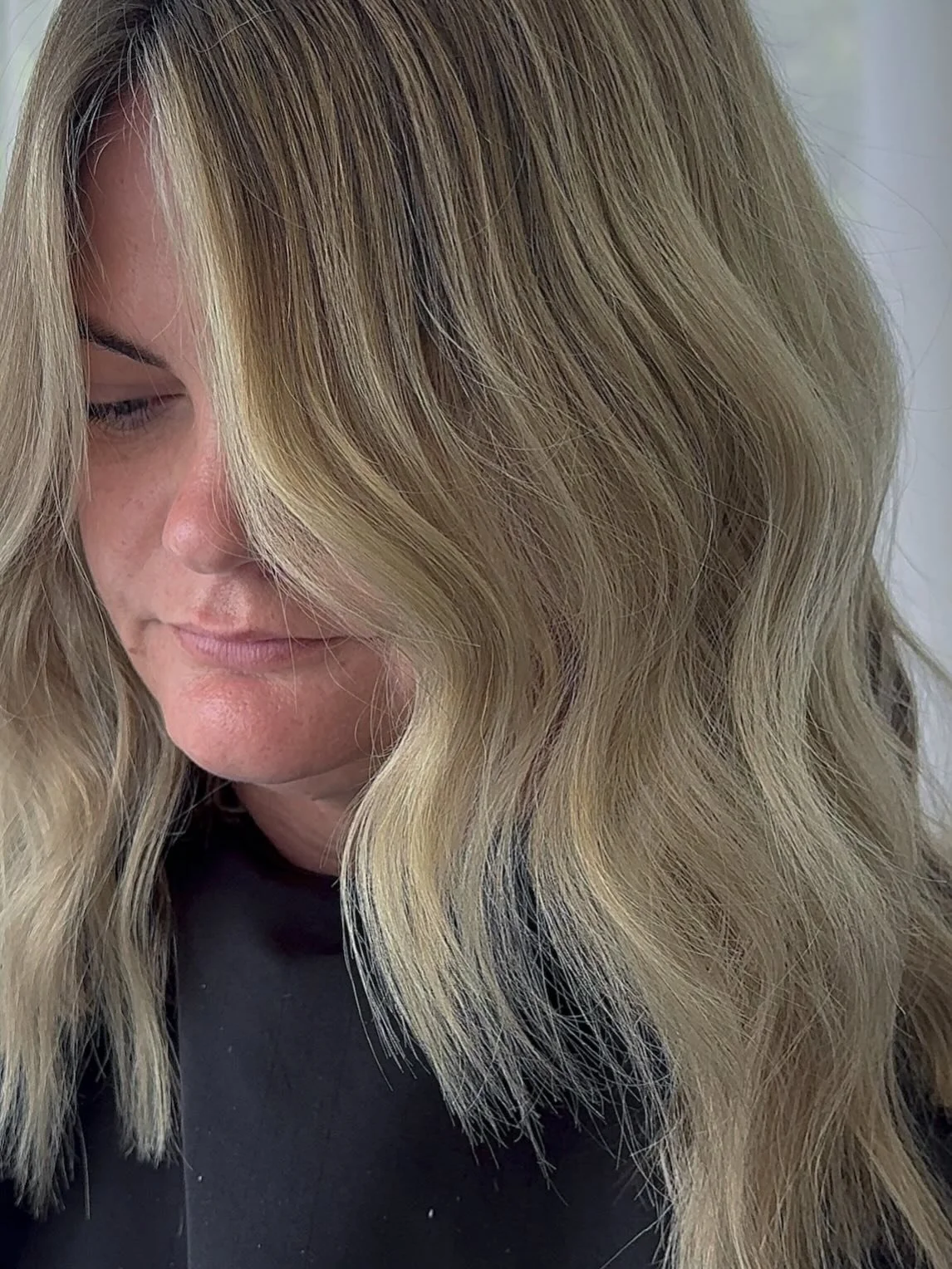 The brief more depth, bronde, and ease - nailed it! 🙌🏼

Ideal for women who love a little extra time between salon visits 🥰

Service: Touch up foils, shadow root with a custom gloss, and luxe finish ✨
By @mackenzie_thehareboutique
#mackaybusiness 