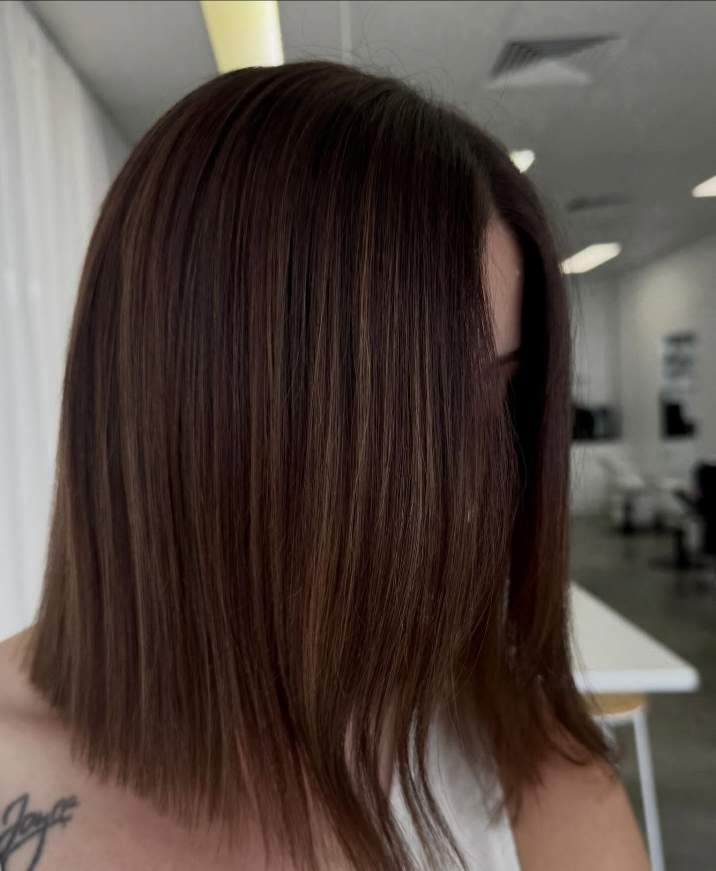 Being brunette doesn&rsquo;t mean you can&rsquo;t add some dimensional highlights 🍫

Creating a soft shift in tone to your brunette can help create that rich feeling to your colour 

Created by @mackenzie_thehareboutique 
Service: 1/2 head foils, Al