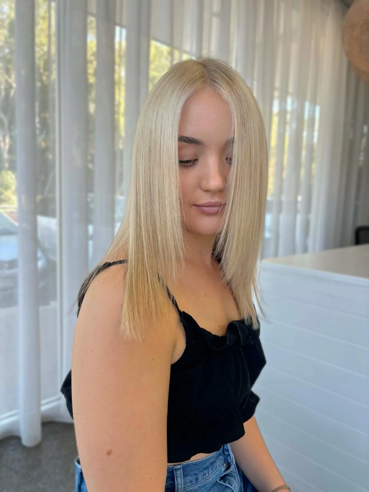 Friday Feeling 🍸
Fresh hair, don&rsquo;t care. You deserve this! Book now in our bio.

Service - full head of foils with basin balayage
Stylist - @tori_thehare.boutique 

&hellip;

#mackaysalon #blondesalon #blondespecialist #blondespecialistmackay