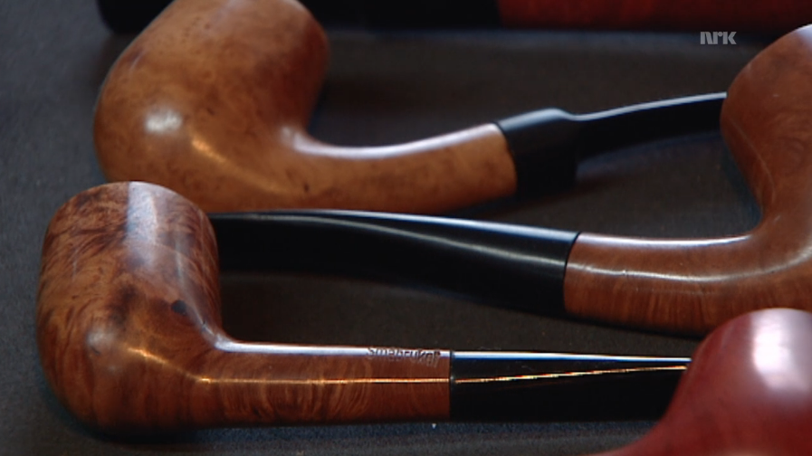Småbruket Pipemakeri i Oppdal.  Publisert av NRK “Norge Rundt”. 2011.
