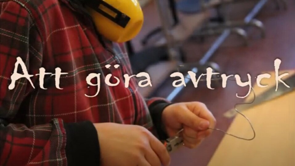 Om et skapende skole prosjekt i sløyd og svensk språk på Valsätraskolan i Uppsala. Publisert av Hantverkslaboratoriet, 2013.