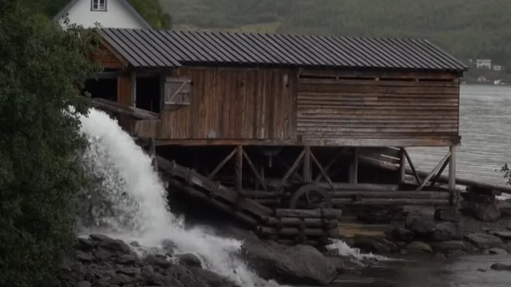 Oppgangssaga i Aursfjord - Enkelt og genialt. Arne Pedersen er sjette generasjons sagbruksmester. Publisert av Hantverkslaboratoriet, 2018.