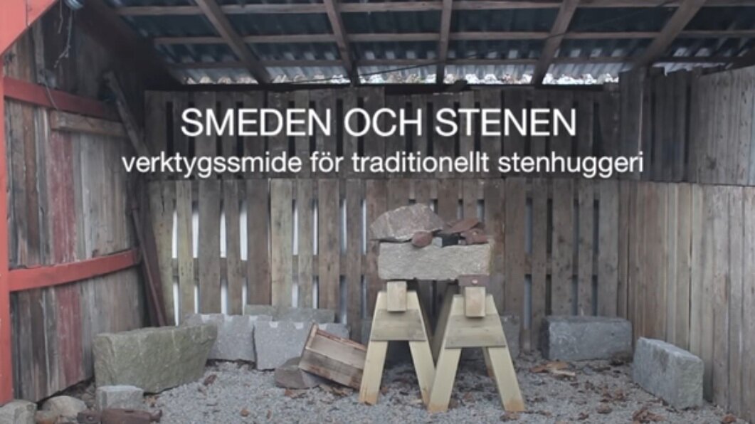 Smeden og steinen. I filmen viser og forteller Sven Börjesson om tradisjonelle smedverktøy for steinhugging. Publisert av Hantverkslaboratoriet, 2013.