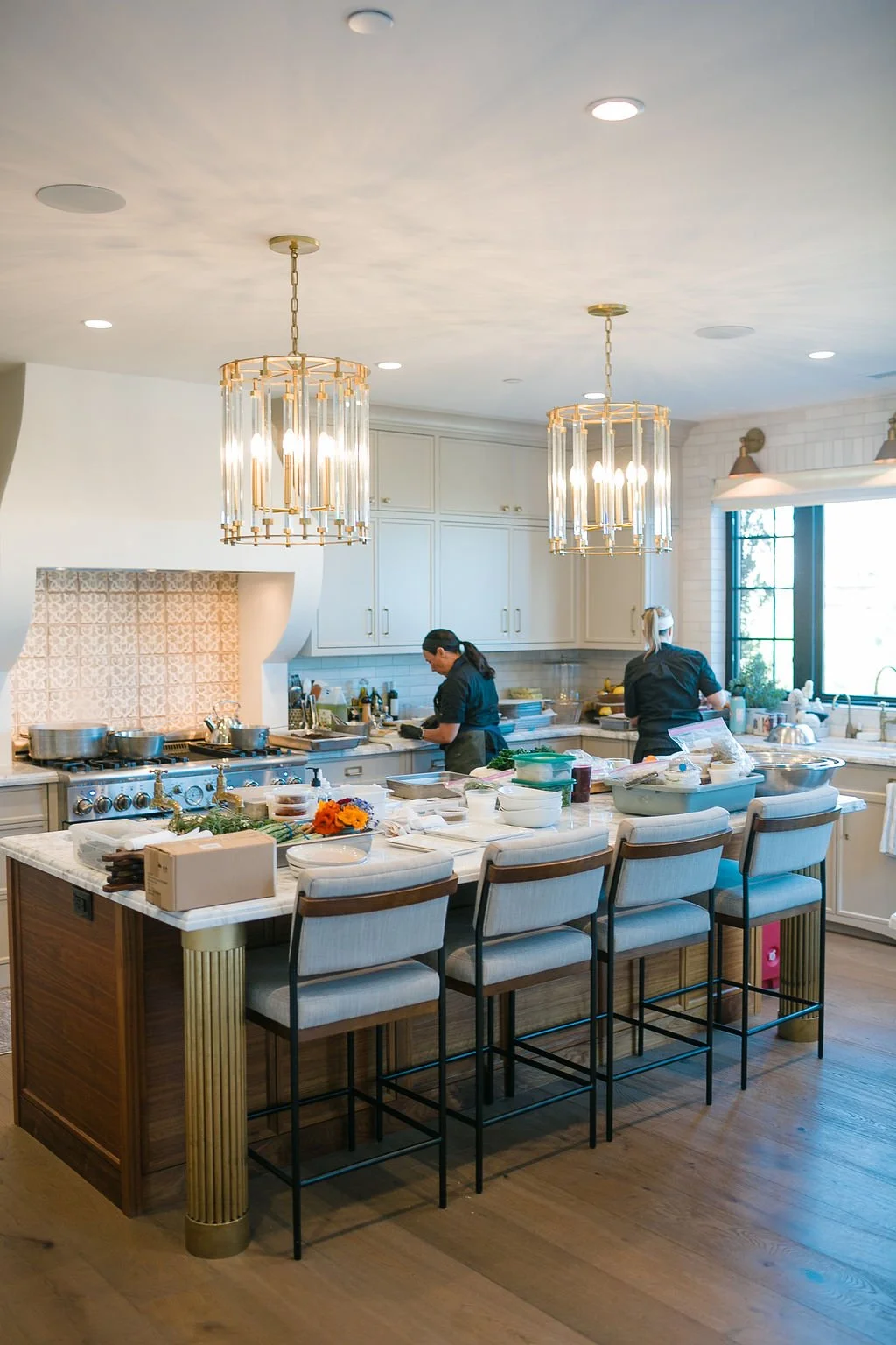 Your kitchen. Our chefs. A holiday you&rsquo;ll actually enjoy. 
We cook, serve, and vanish&mdash;leaving only happy guests and a spotless home.

Only a few in-home holiday dates remain. Book now!

Photography: @joshbeller_real_estate
Rentals: @theon