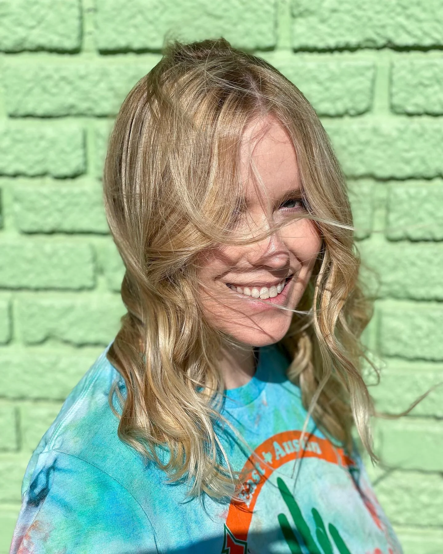 #balayage #blonde on @danibourland 🌬🍃
.
.
#thecolorpusher #blondespecialist #blondehair #dallashairstylist #dallasblonde #dallasblondespecialist #handpaintedhair #rootshadow