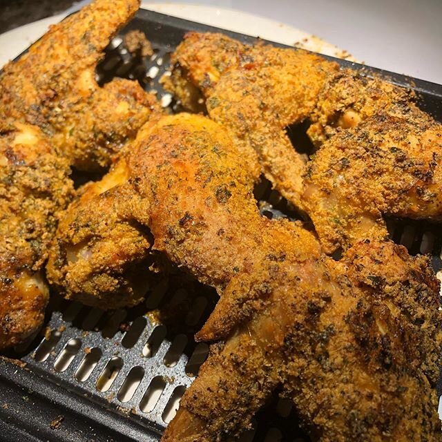 Cast your VOTE!! I&rsquo;m curious which one would would be your choice for Dinner tonight?!
A) Honey 🍯 Glazed Herb Seasoned Rubbed Wings -OR-
B) Southern Style (Air) Fried Chicken Wings. 
Comment below 👇🏾&amp; tell me which one would you grab fir