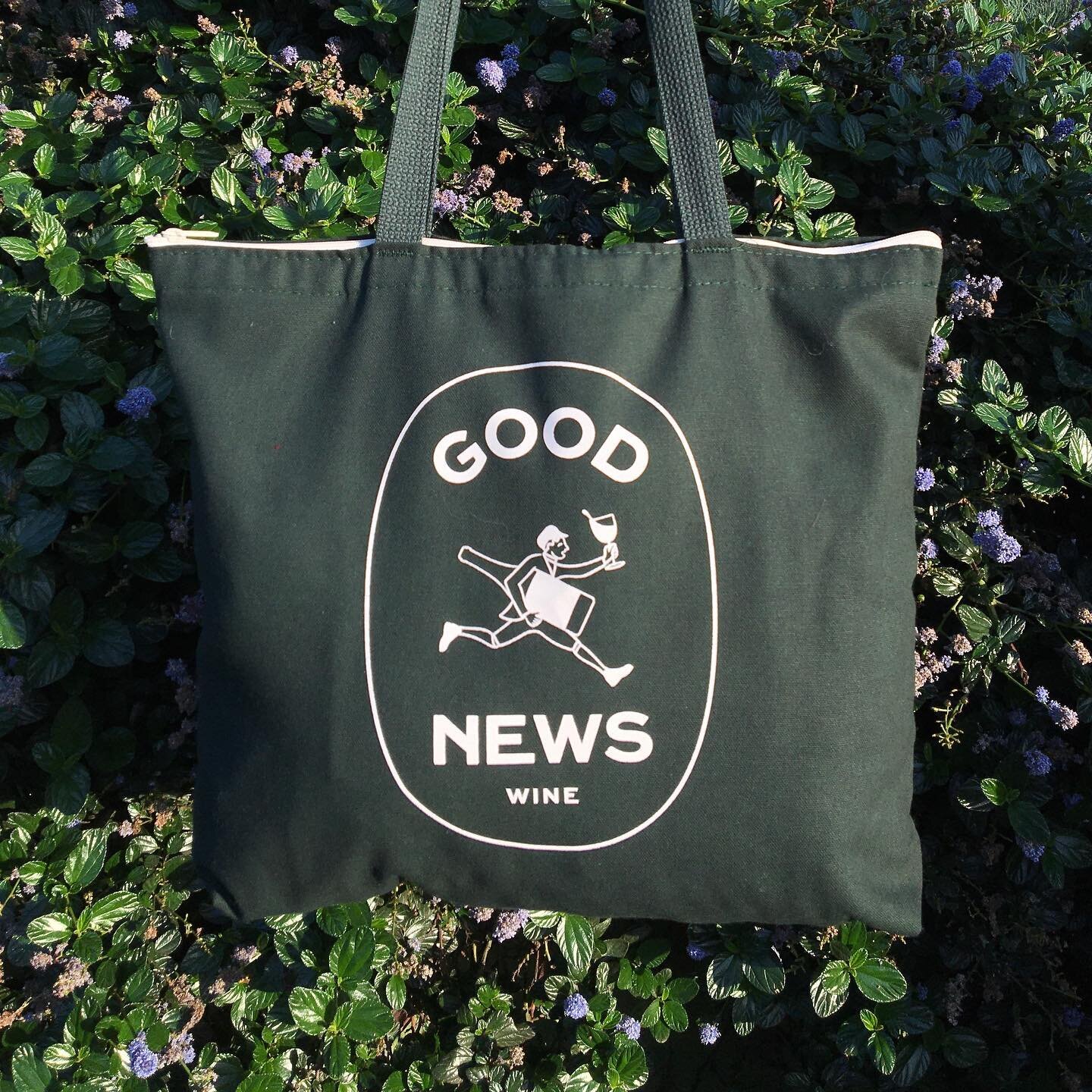 Excited to be picking up the @goodnewswine brand again now that they can open safely! This tote comes with four custom interior pockets to hold your bottles. Lookout Sacramento, CA. #glouglou #branding #naturalwine #barbranding