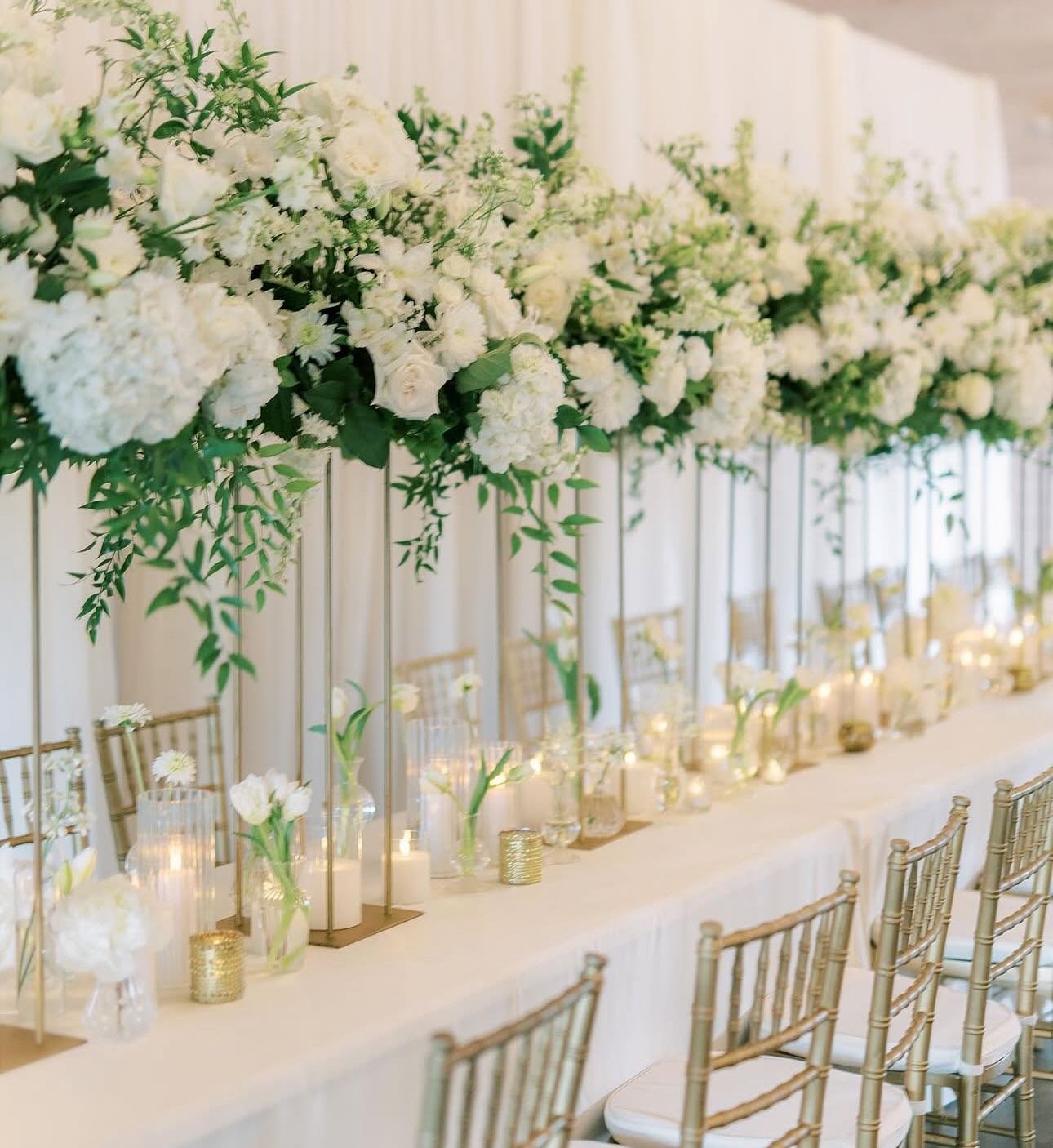 Obsessed with white florals and dreamy draping, but no matter your style, we love bringing your vision to life! 🤍