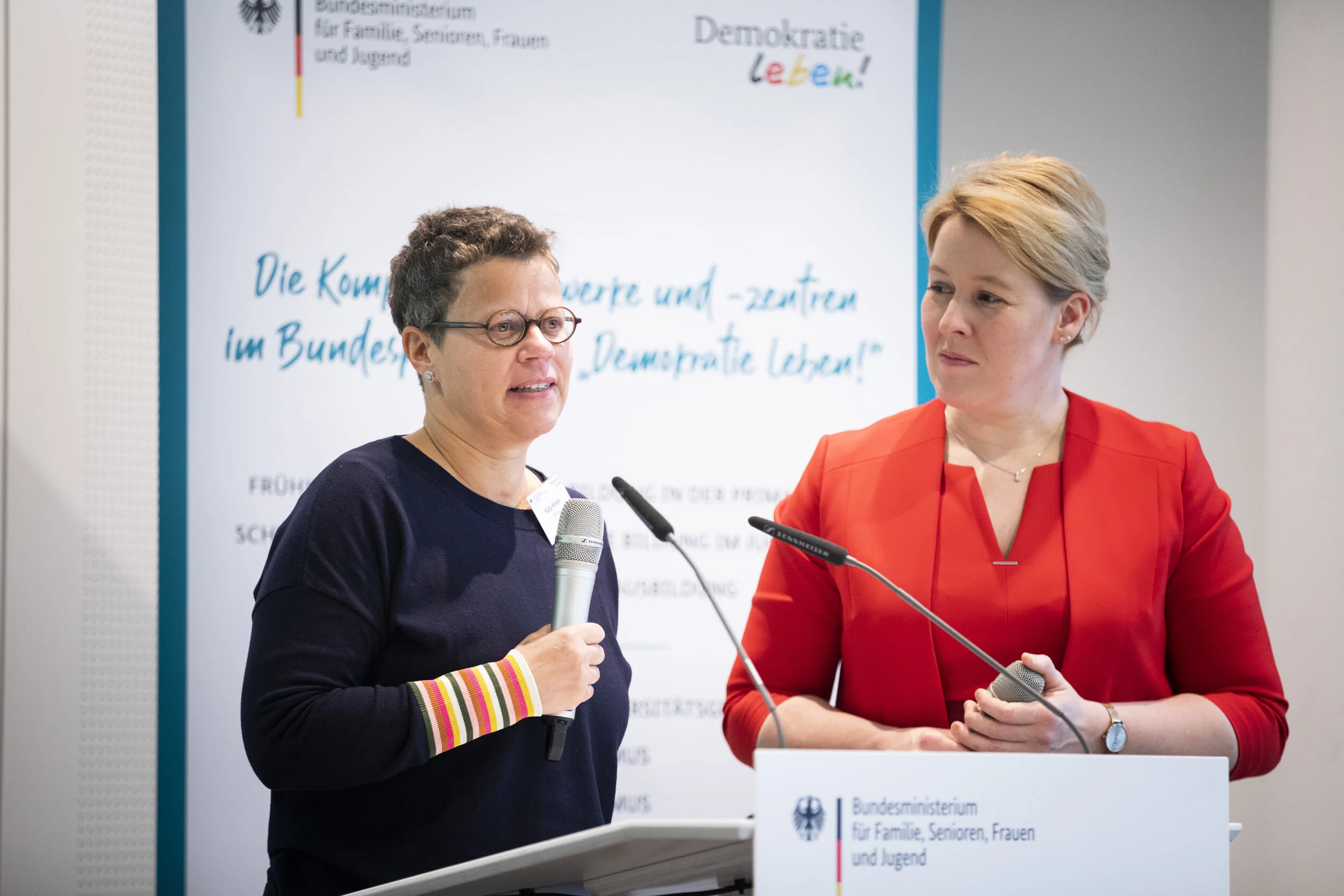 Links: Katja Kinder (RAA Berlin) stellt das Kompetenznetzwerk Antidiskriminierung und Diversitätsorientierung vor. Rechts: Bundesfamilienministerin Dr. Franziska Giffey (BMFSFJ)