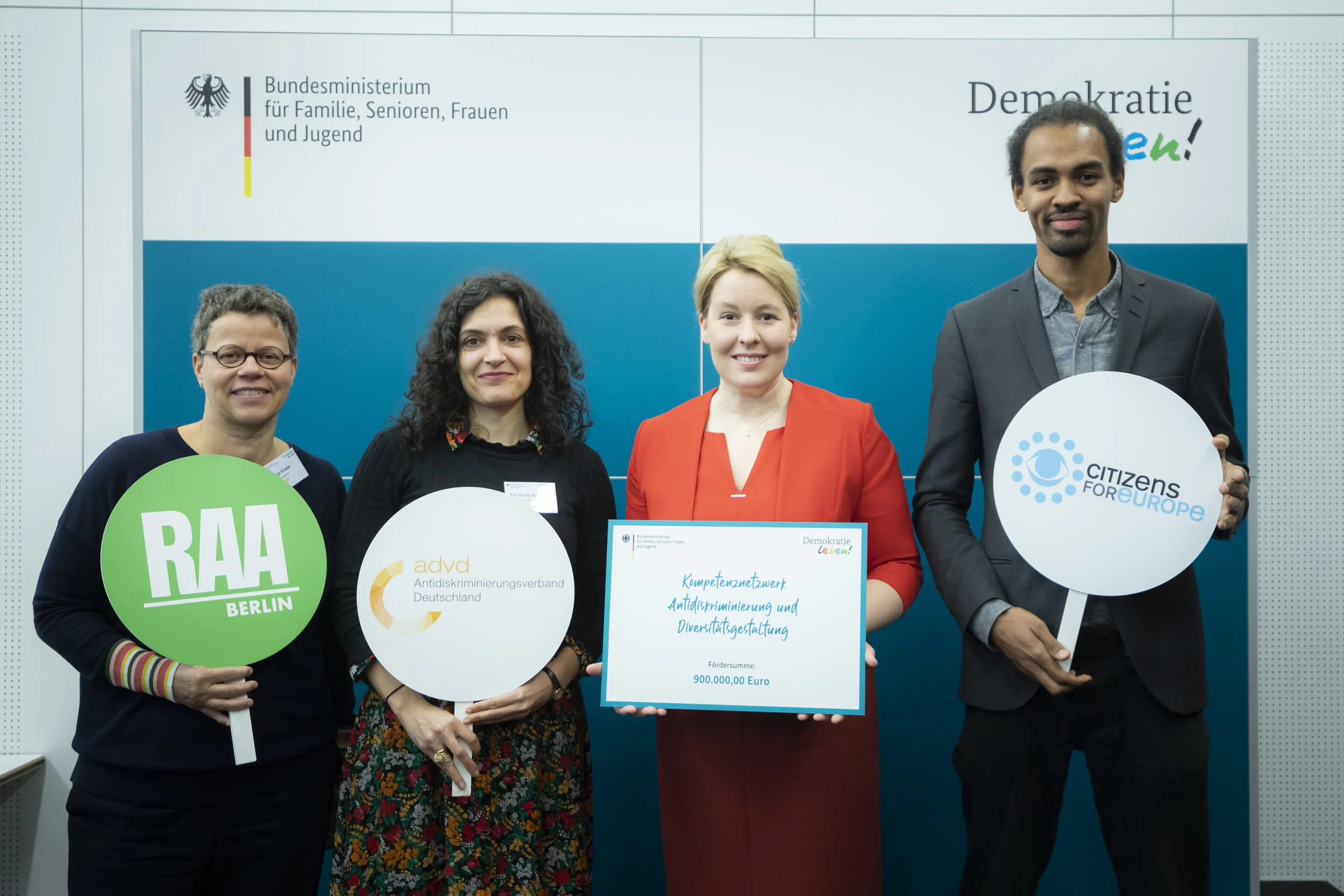 Von links nach rechts: Katja Kinder (RAA Berlin), Eva-Maria Andrades (advd), Bundesfamilienministerin Dr. Franziska Giffey (BMFSFJ), Daniel Gyamerah (Citizens for Europe)