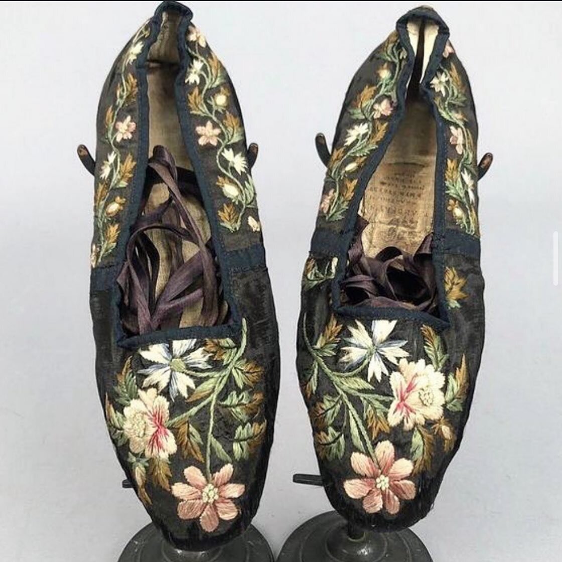 Beautiful, polychromatic satin stitch embroidery has been used to great effect on this pair of floral, embroidered, silk satin slippers. Dated to between 1830 and 1840, the slippers feature kid lining, glazed linen insoles and long silk ties. 
It see