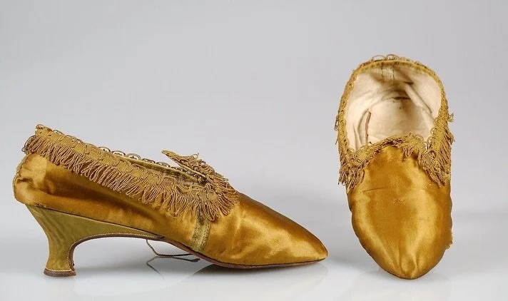 These trimmed, dandelion-yellow silk slippers, 1780-1789 from @metmuseum make me think of a key scene in Emily Bront&euml;&rsquo;s &lsquo;Wuthering Heights&rsquo;. 

In the novel, clothing often reveals more than it conceals. When Isabella Linton sta