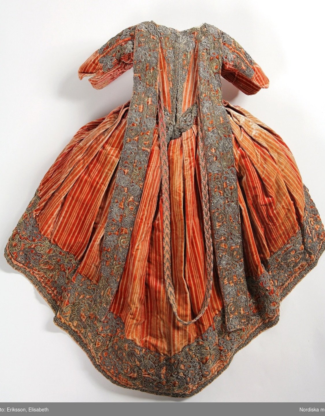 Earlier today, I could not help but draw breath when I came across this red and green velvet children&rsquo;s gown, dating back to the 1660s. 

Adorned with guipure lace, metallic threads, and silk lining, it beautifully captures the blend of sophist