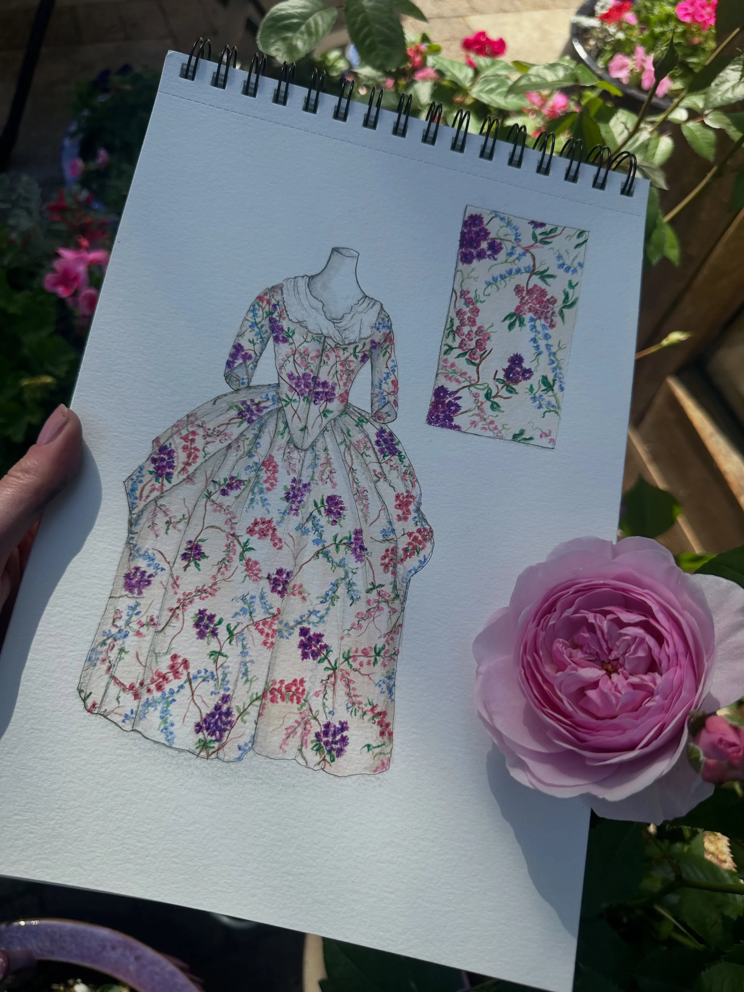 It&rsquo;s been a little while since I&rsquo;ve had time to get out my watercolour palette, but what better weather, and what better Sunday subject, than this c.1780 French robe &agrave; l&rsquo;Anglaise from @metmuseum.

The chinoiserie silk is a th