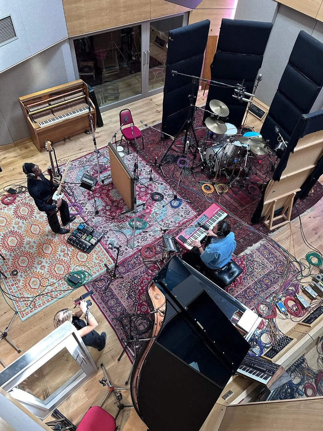 A new single born inside the legendary walls of Abbey Road is officially out now&hellip; 👀

This was a real family affair for - @jalen_ngonda with @abbeyroadstudios&rsquo;s Artist in Residence, @jrakz, recorded at Abbey Road ❤️

Things got unexpecte