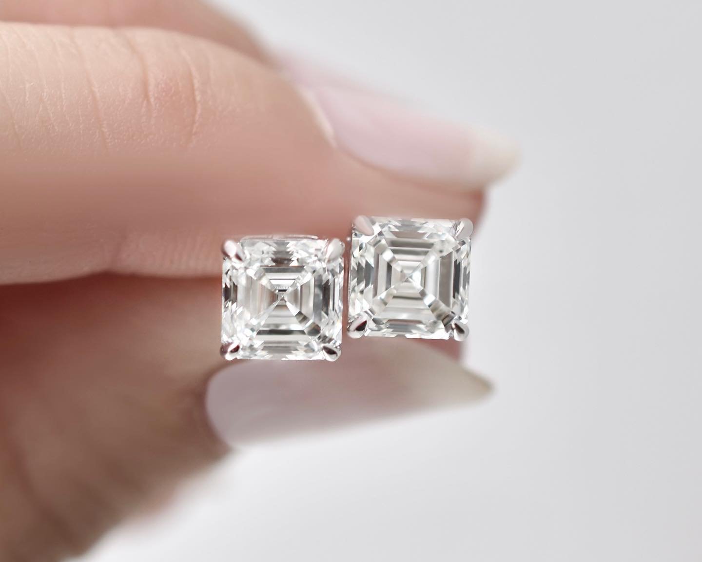 The Asscher Cut diamond combines the art deco flair of the Emerald Cut that we all love with the symmetrical feeling of Round diamonds 💎

It is truly the best of both worlds for a timeless custom piece if you ask us 😉
