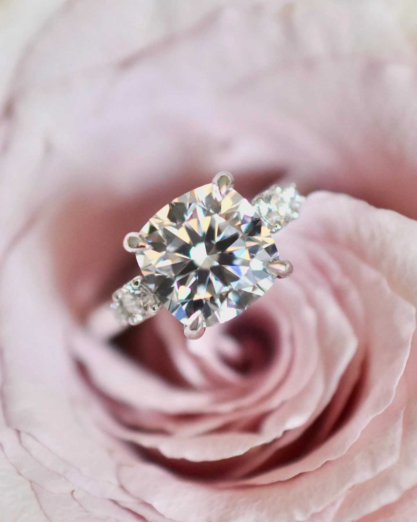 Swipe to explore the stunning details of our Kay Ring ✨

Did you know we can custom-cut a hearts &amp; arrows cushion cut diamond that sparkles like a round brilliant? 💖

This beauty was a 3-carat masterpiece, perfectly balanced with two elegant sid