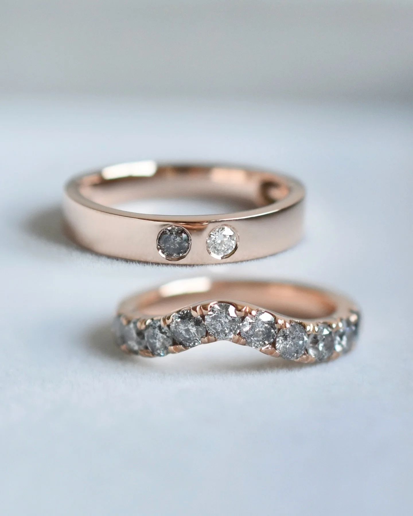 Not your average wedding band pair. A little Salt and Pepper spice goes a long way 💎🖤