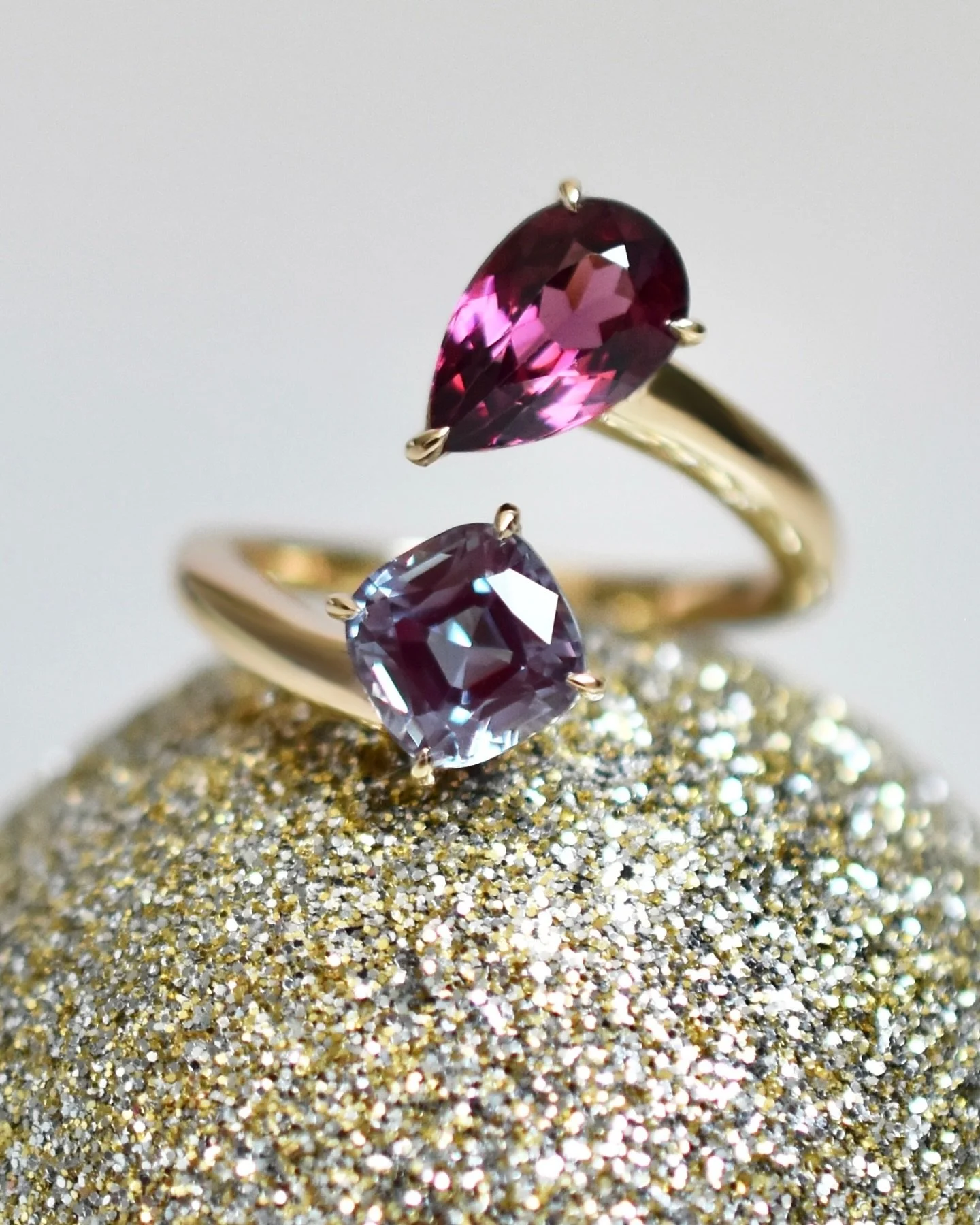 Alexandrite and Garnet for Christmas in this very special Toi Et Moi Ring 💎