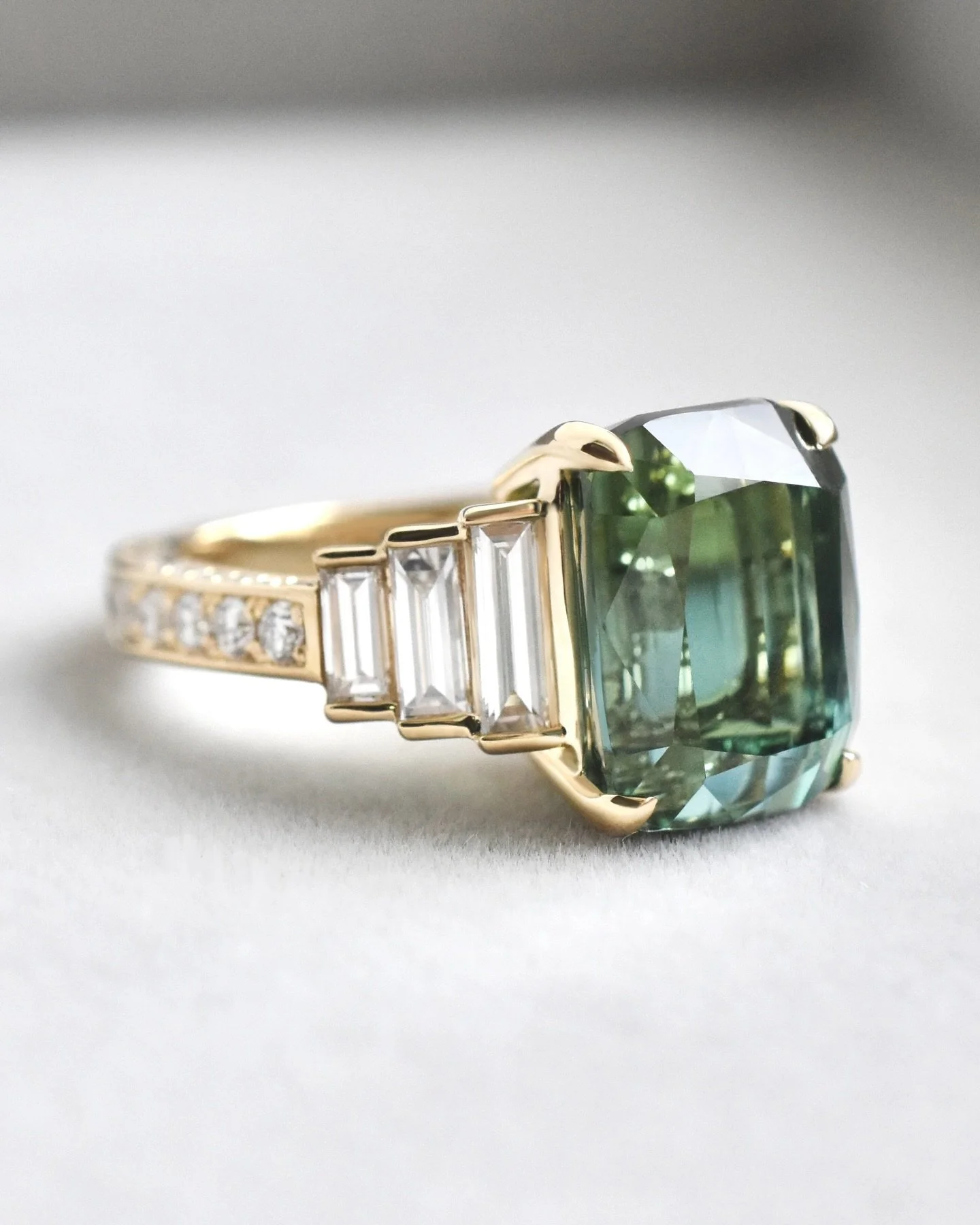 Don&rsquo;t forget to eat your greens 💚

Green sapphires, tourmalines, diamonds&hellip; there&rsquo;s just something about green that feels a little unexpected. A little cooler. A little harder to forget ✨

Send us a message and let&rsquo;s create s