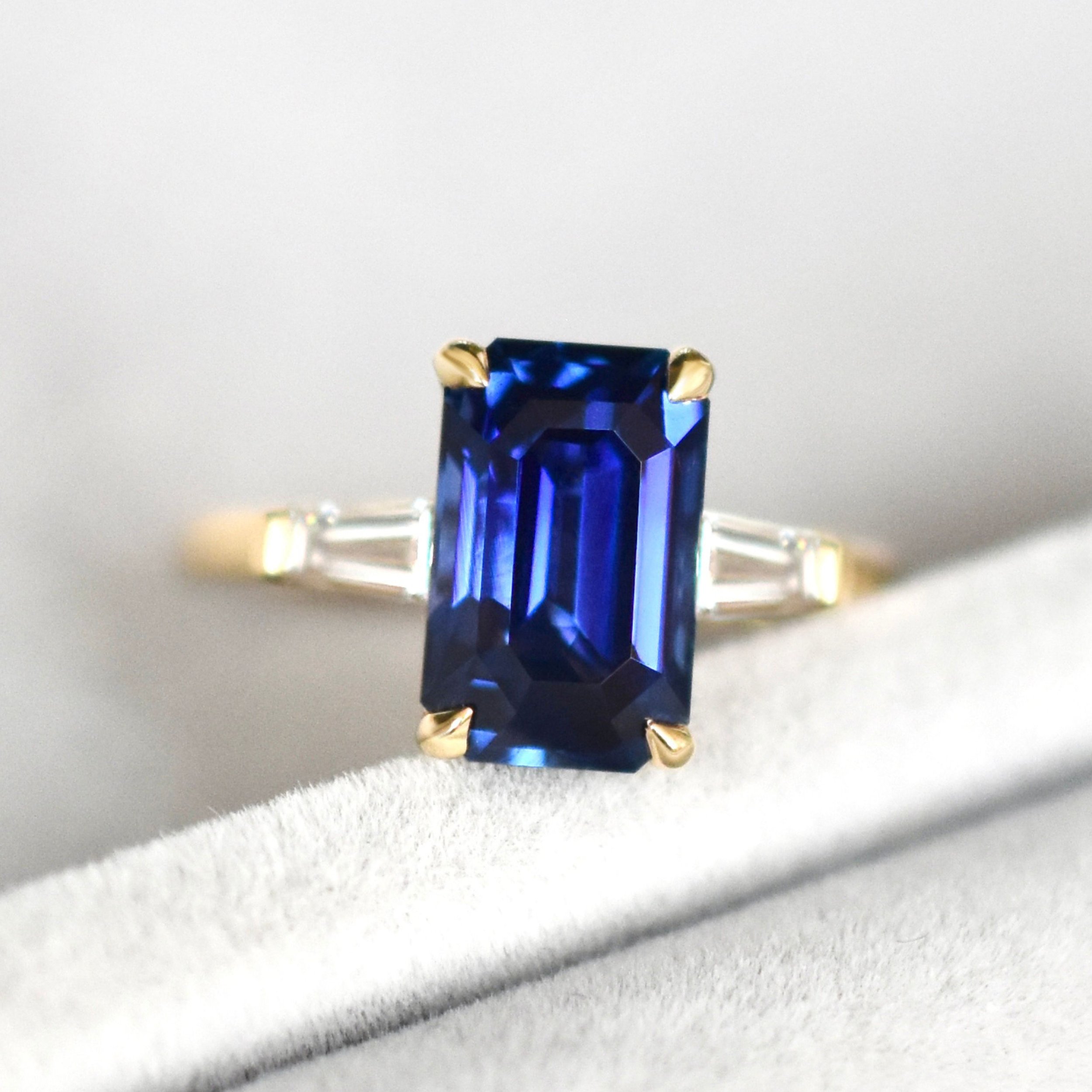 Sandy Royal Blue Sapphire Three-stone Ring in Yellow Gold2.jpg