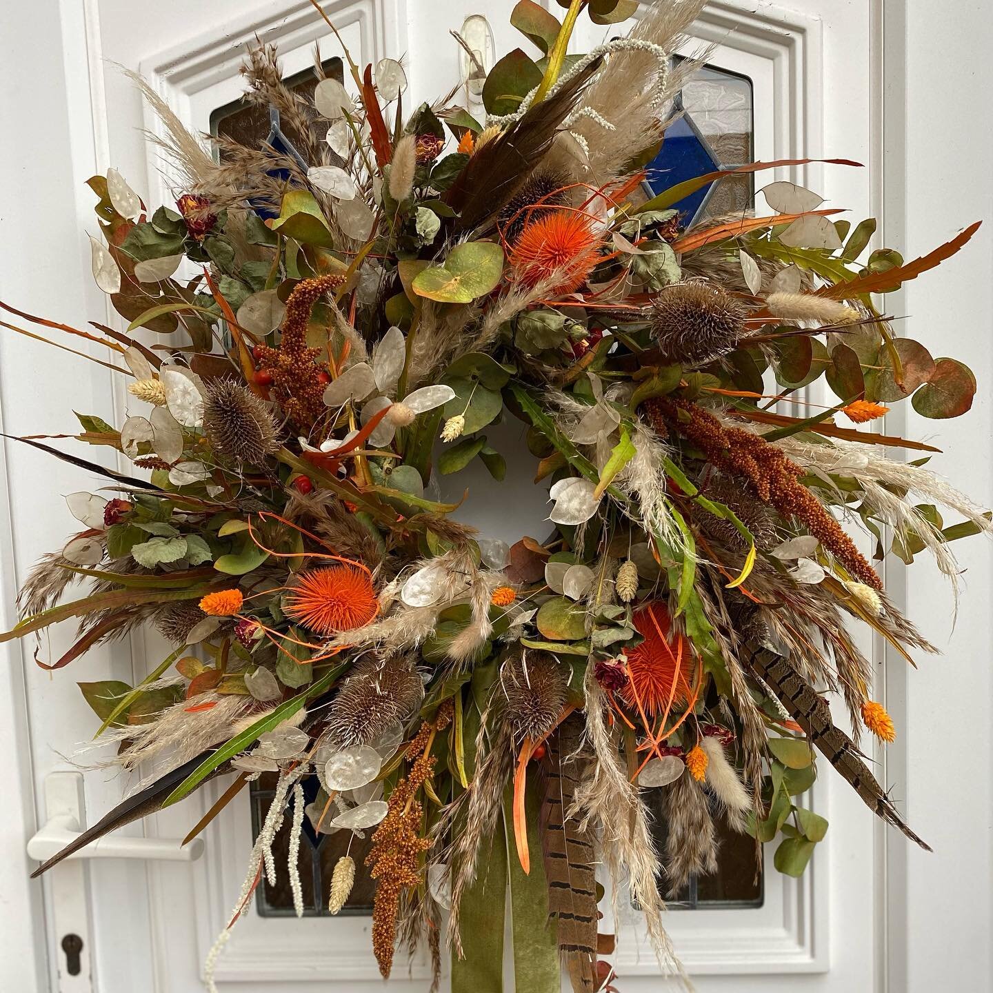 Happy 1st of October!
Time to get those Autumnal wreaths up 🍂🍁🍂 

#autumnwreaths #autumnleaves #doorwreath #autumnnails #cosyseason #hellooctober #pampas #lunaria #bunnytails #cardo #wreathsofinstagram