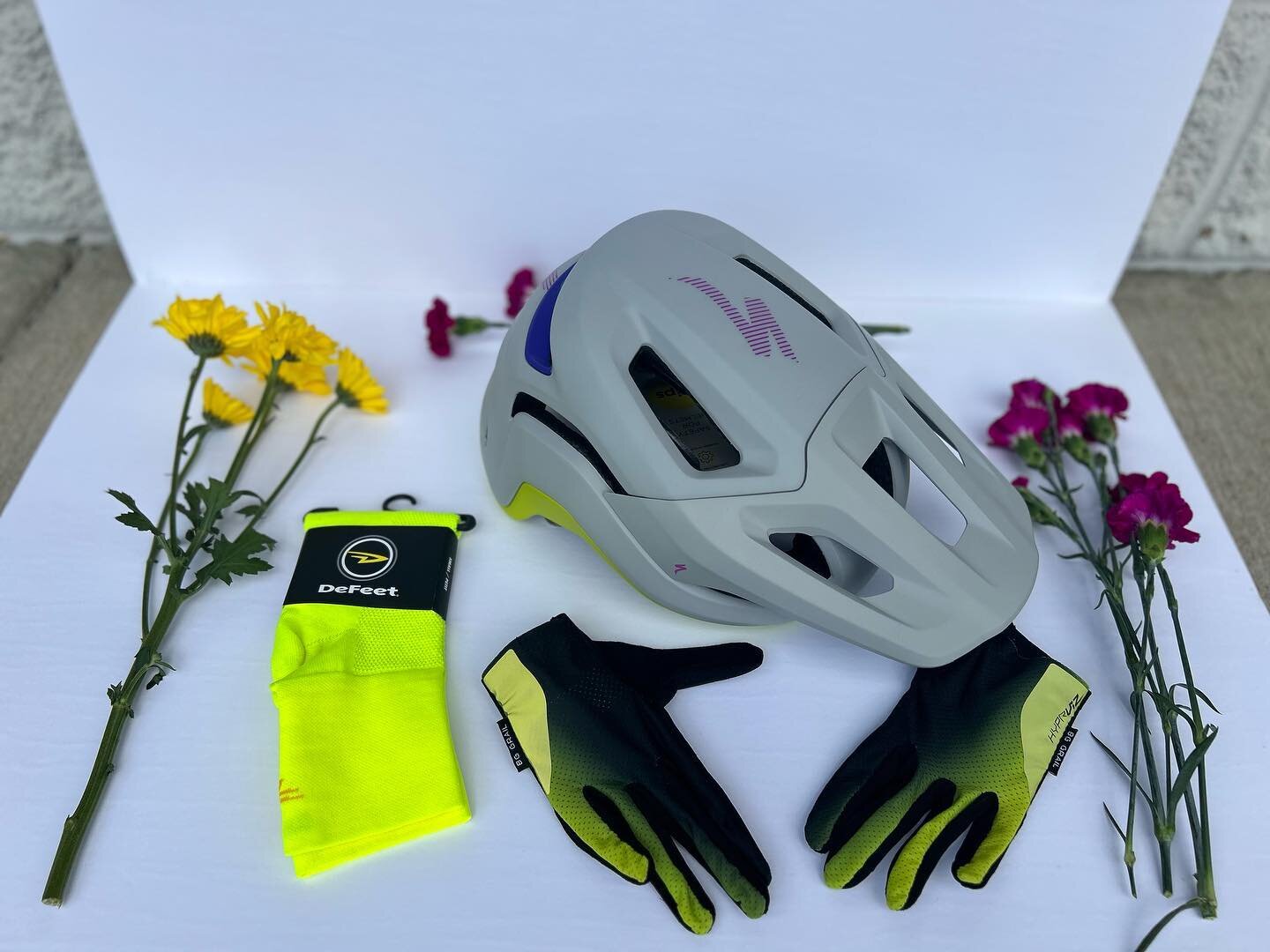 It&rsquo;s 9:57am on the Wednesday before Mother&rsquo;s Day and we&rsquo;ve got some great accessories for those cycling mamas out there! 

Stop by this week for that perfect gift! 💐🚲

#paulscyclingfitness #mothersday #iamspecialized
