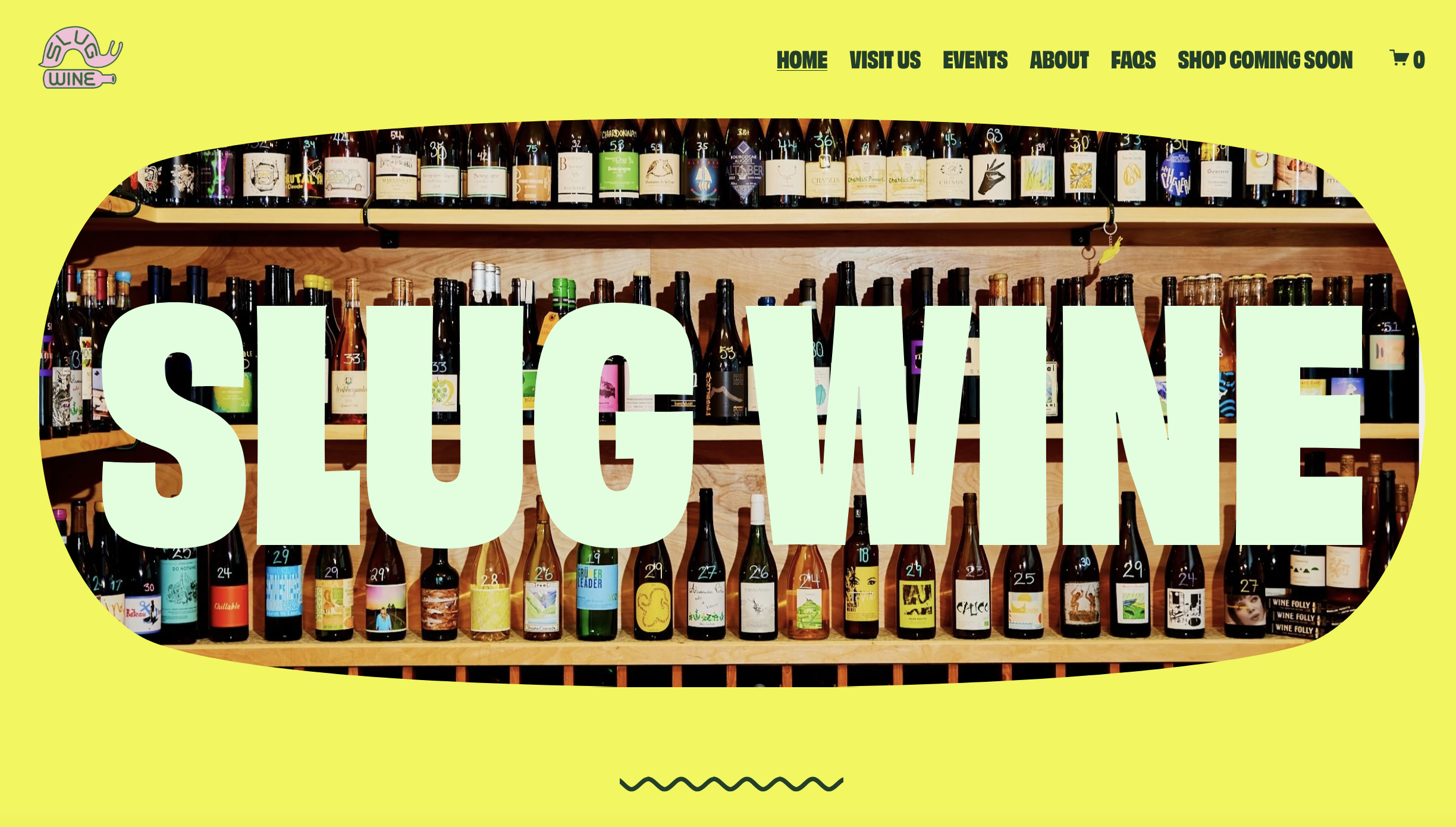 Large green text saying 'SLOGANE' over a background of a wooden shelf filled with wine bottles, with a bright yellow web page background and navigation menu at the top.