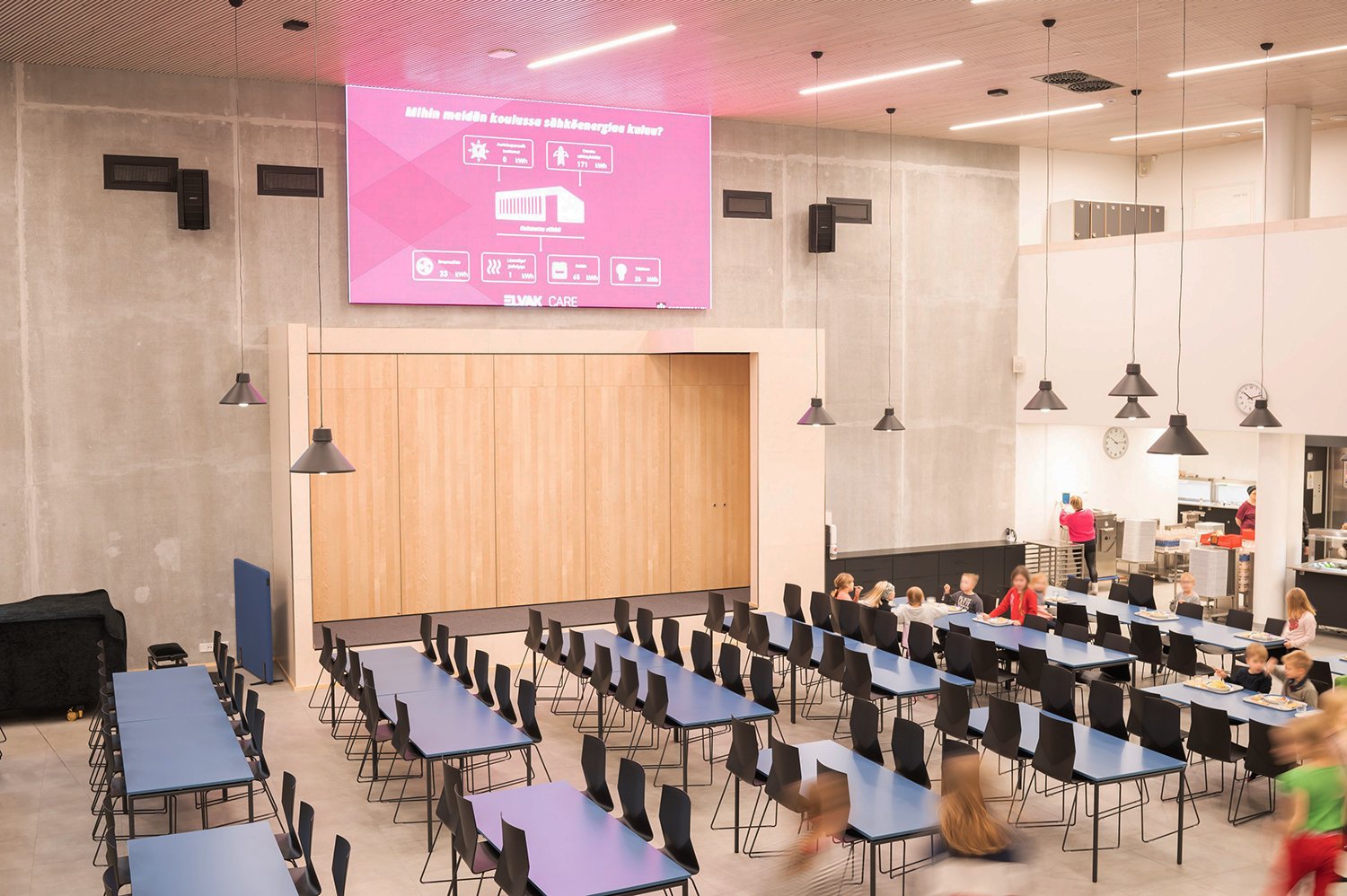 LED näyttö - koulun ruokala-auditoriossa.jpg