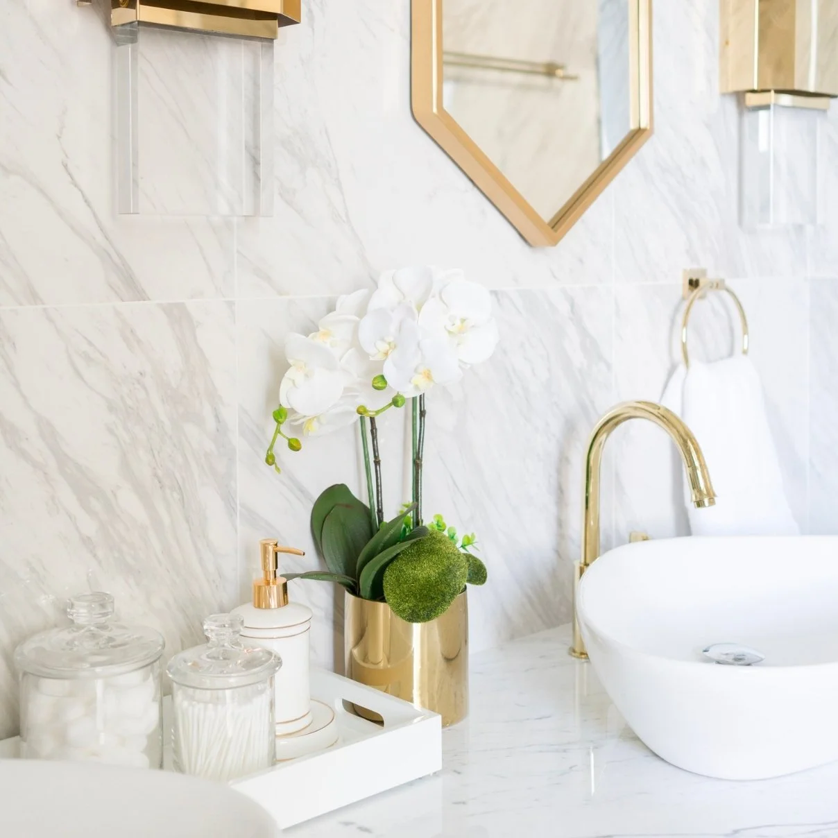 Example of a styling vignette in a toilet