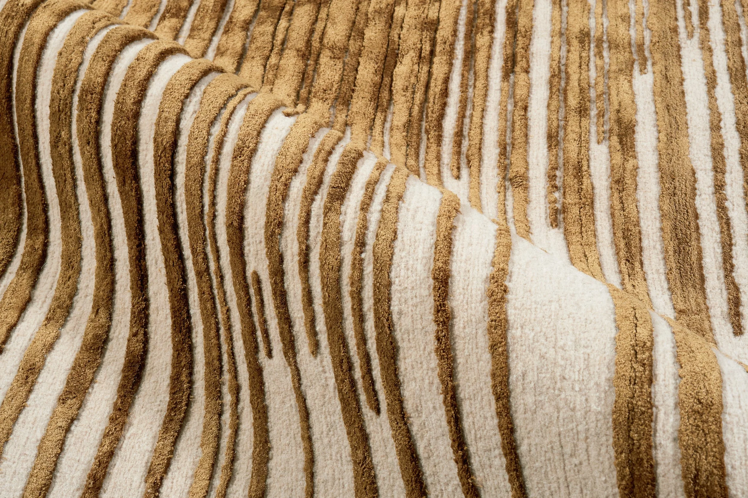 Reflekt-Amber-Detail1-Handknotted-Loominary-CreativeMattersInc.jpg