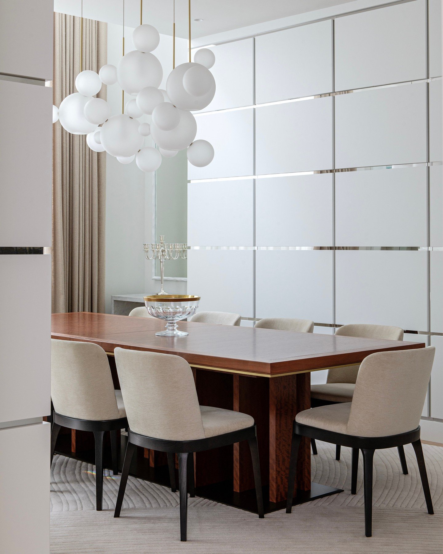 In this reimagined home, our custom rug brings a sense of ease and quiet rhythm to the dining room. Created in collaboration with @jeffreydouglasdesign, it anchors the dining room, echoing the home&rsquo;s curvilinear theme and understated elegance. 