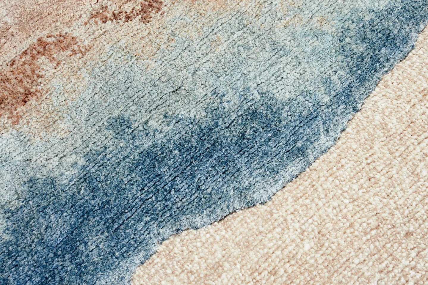 Ebb Ocean evokes the calm and subtle motion of the sea. ⁠
⁠
Handknotted from Tibetan wool, natural undyed Allo and Chinese silk, the rug invites touch and quiet contemplation, capturing the depth, texture and gentle rhythm of water in every thread.⁠
