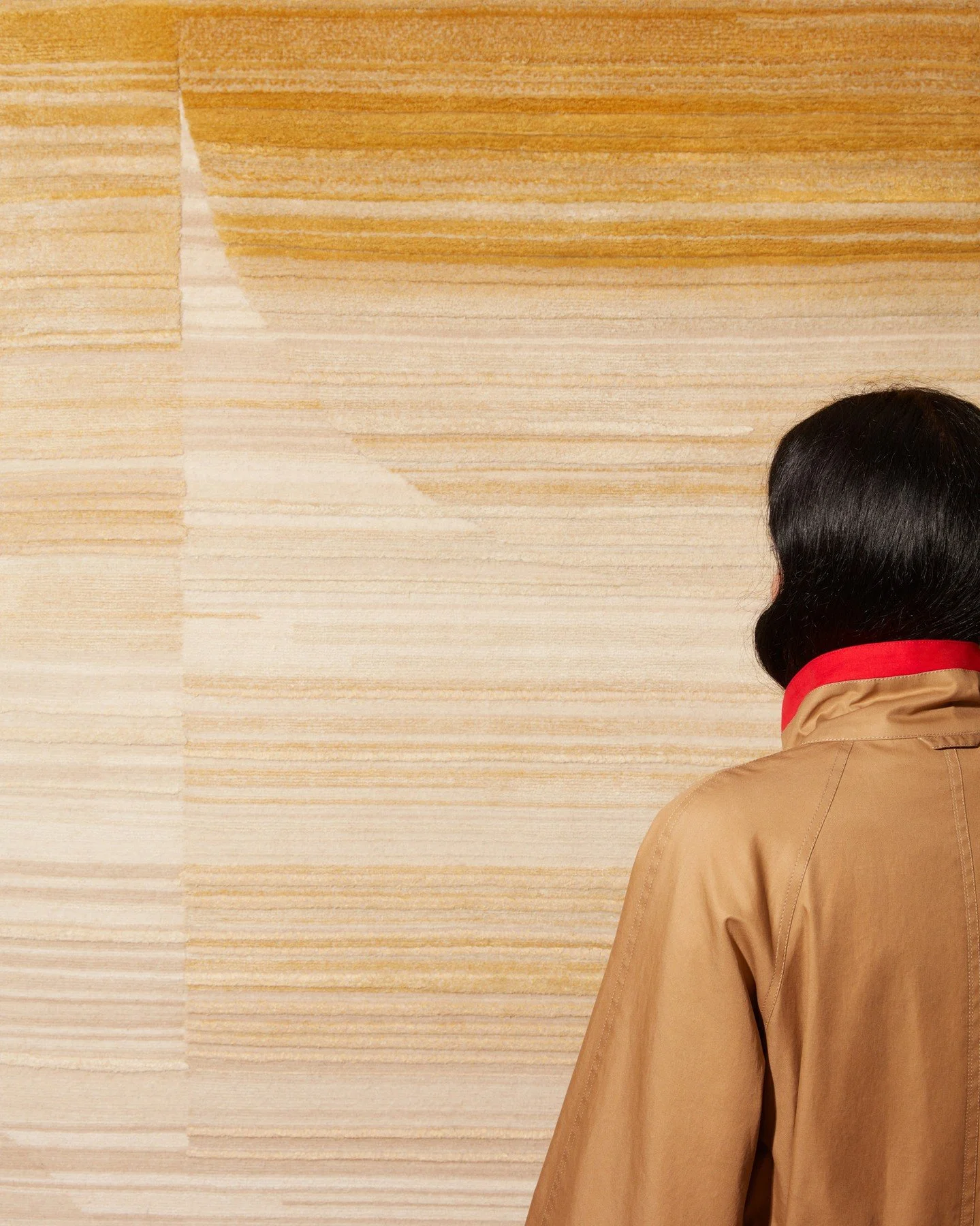 Obscura Goldenrod unfolds like liquid warmth underfoot. ⁠
⁠
Its handknotted Tibetan wool and silk layers rise and fall, catching light in gentle waves. Curves emerge in suggestion rather than repetition, inviting the eye to linger and explore. ⁠
⁠
Le