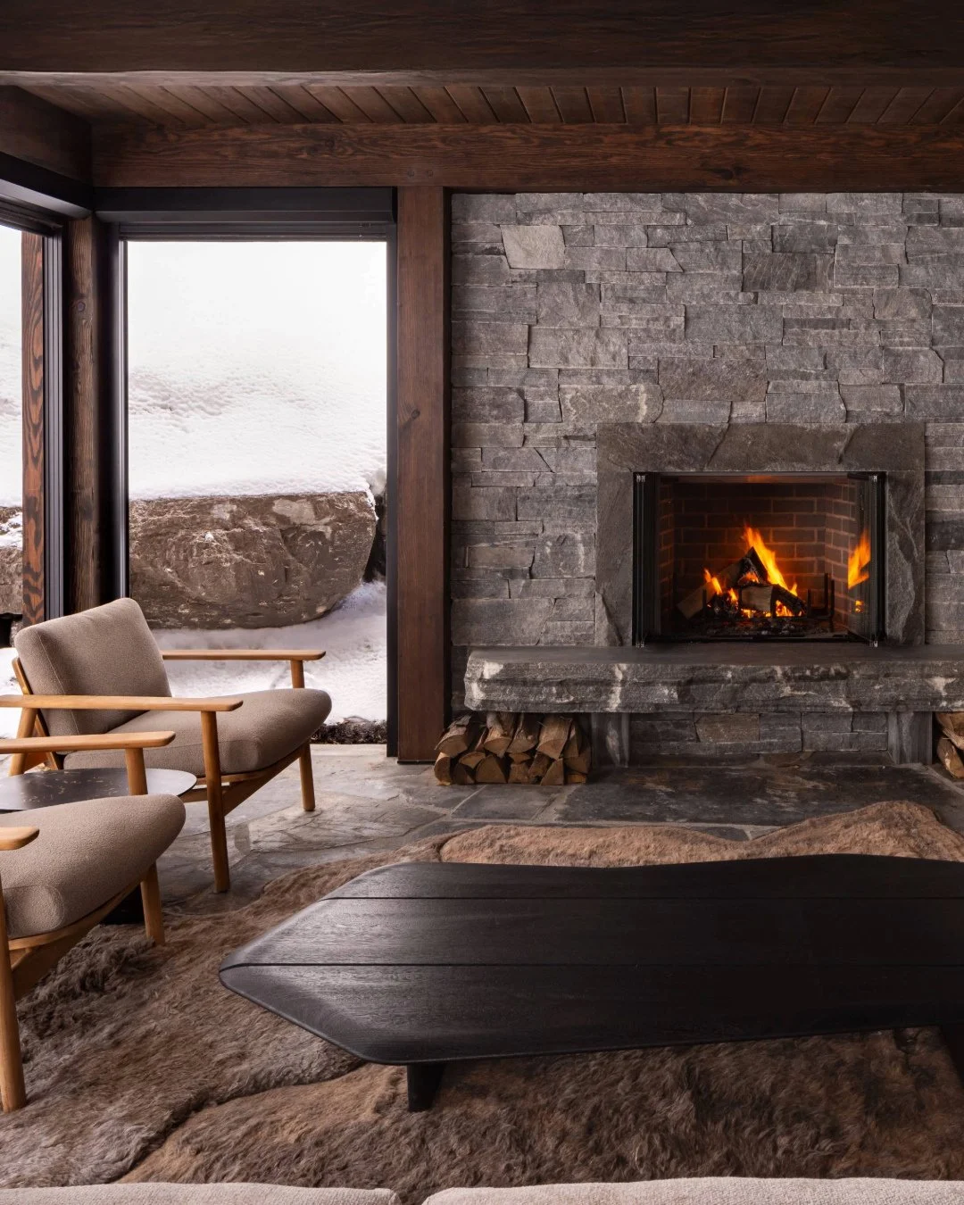 Dans les Laurentides, la vie Alpine rencontre le design moderne. 

Creative Matters a collaboré avec @ac.do pour créer une série de revêtements de sol personnalisés pour un chalet ski où la chaleur, la texture et la fluidité définissent chaque espace. Du sculptural tapis en forme d'ours au revêtement de sol en lin