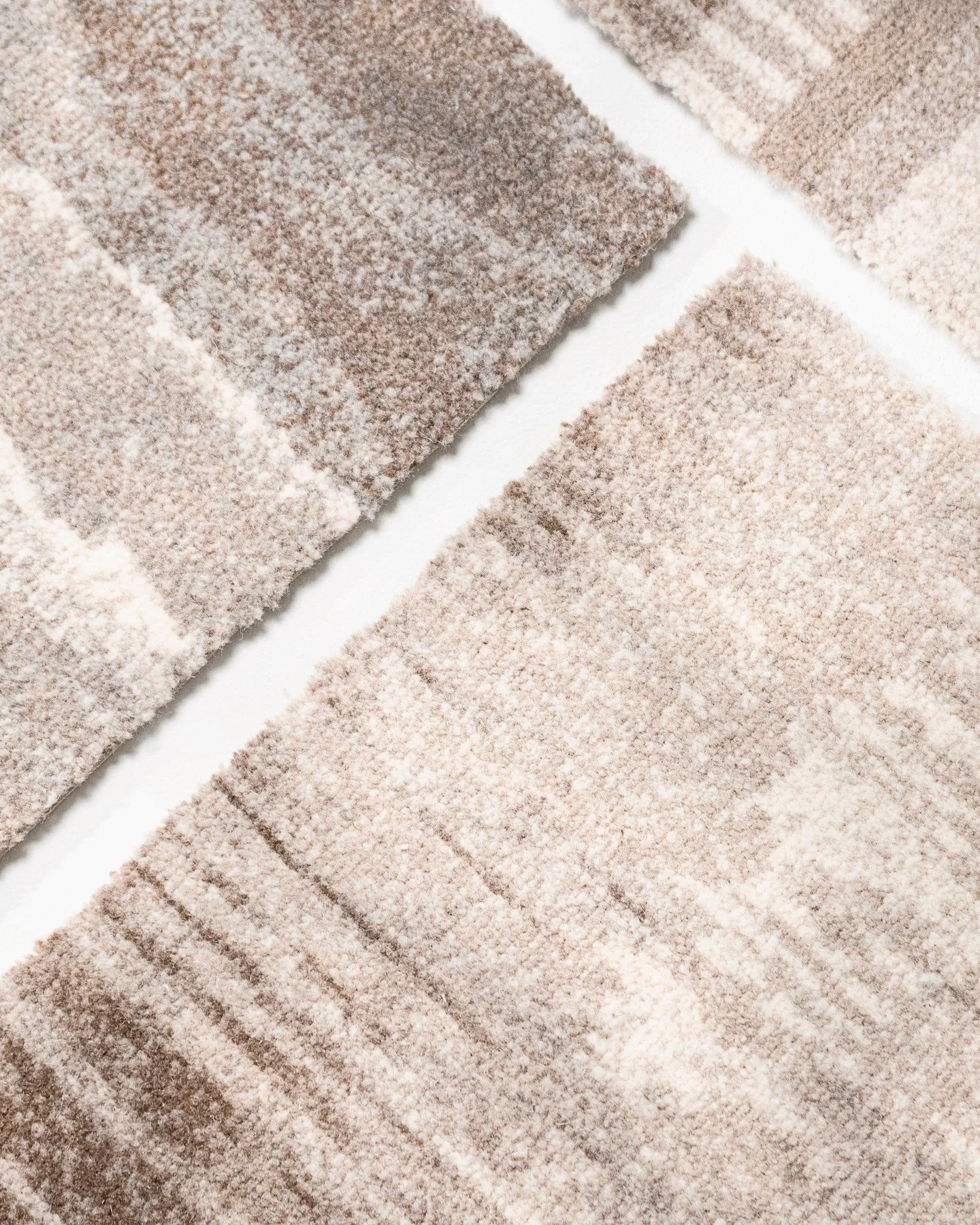 Les gros plans révèlent la précision subtile de l'EcoAx Barber Pole, où deux fils ou plus se tordent ensemble pour créer un bord rayé aussi délibéré qu'esthétique. 

Fabriqué à 100 % en laine, EcoAx allie l'efficacité et la durabilité de la laine à l'efficacité et à la durabilité de la laine.