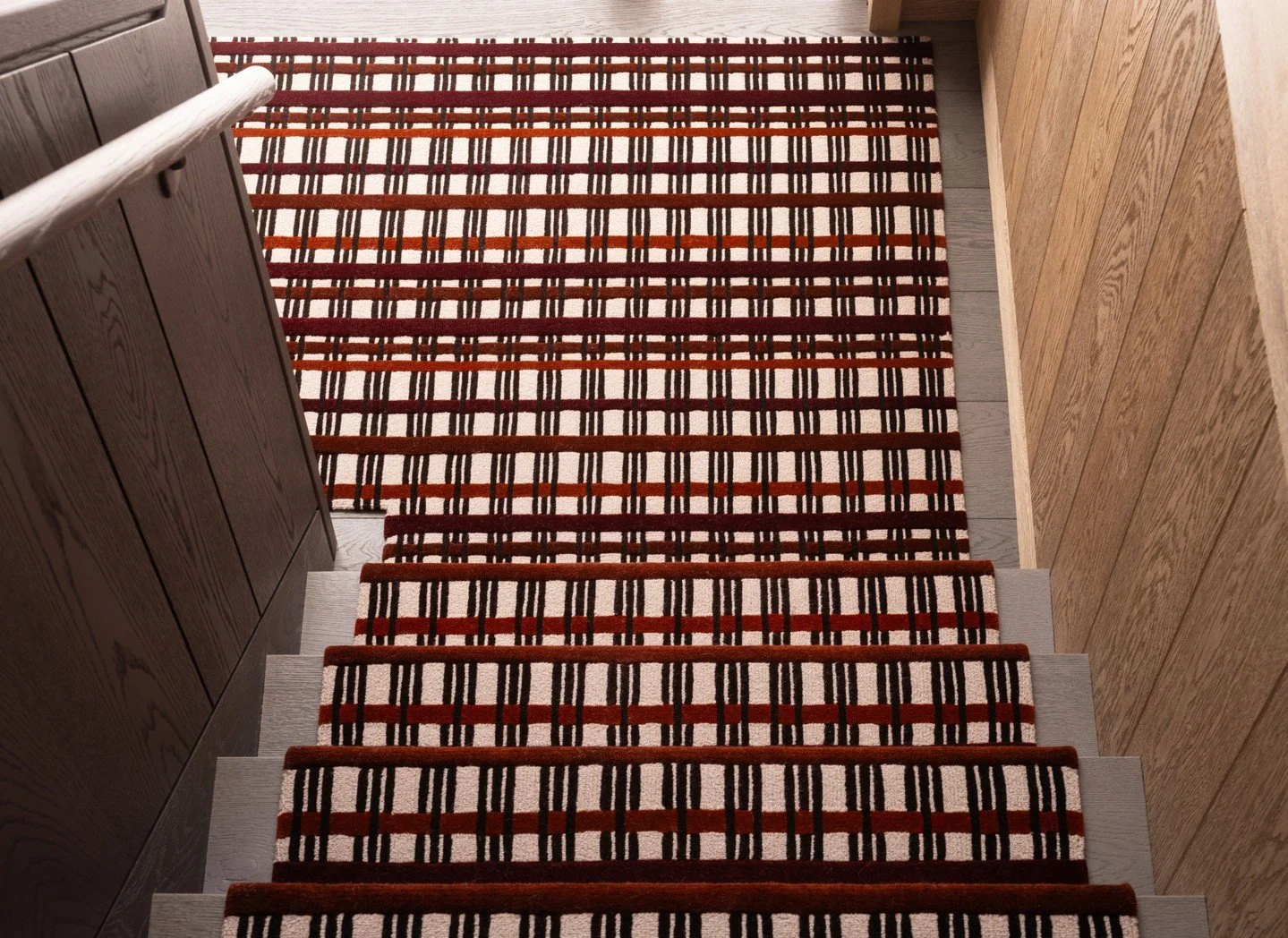 Design and craft converge in a ski chalet in the Laurentians. In collaboration with @ac.do, we created a staircase runner featuring linear, plaid-inspired patterns that guide the eye and connect the floors with subtle, thoughtful continuity.⁠
⁠
Handt