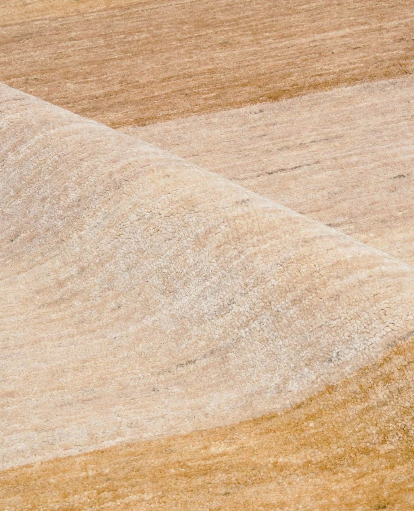 Skyline Sand des nuances harmonieuses de sand de greige.⁠
⁠
Tissé à la main en Afghanistan à partir de laine 100 % Ghazni, ses variations naturelles au sein de la fibre confèrent profondeur, chaleur et caractère apaisant à la surface.⁠
⁠
Découvrez Skyline Sand notre Vista .