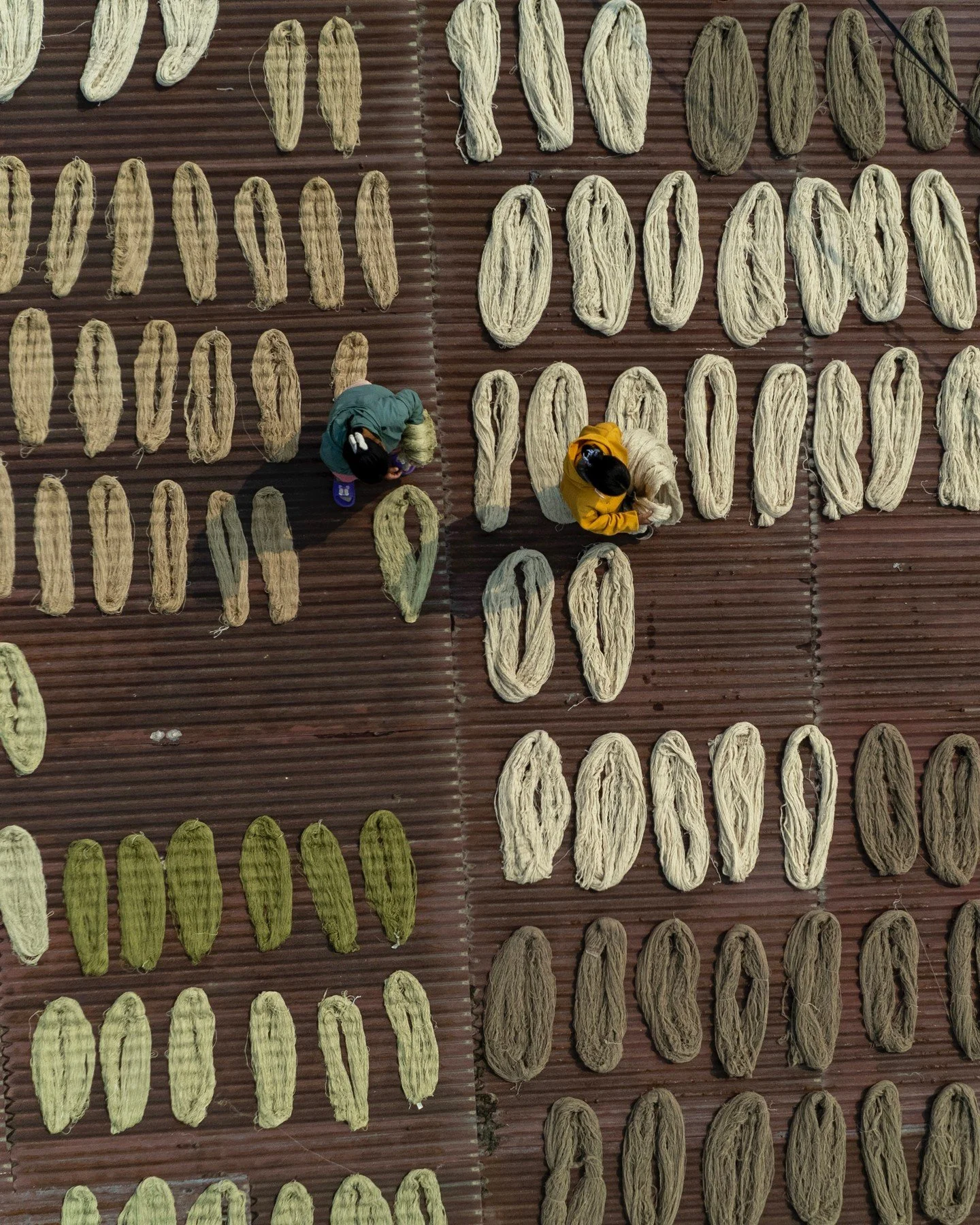 Sunlight, skill and patience.⁠
⁠
From yarn dyeing to final quality checks, each step in the making of Refrain reflects a commitment to craft and material integrity. At our partner mill in Nepal, handspun fibres are carefully prepared, inspected and r